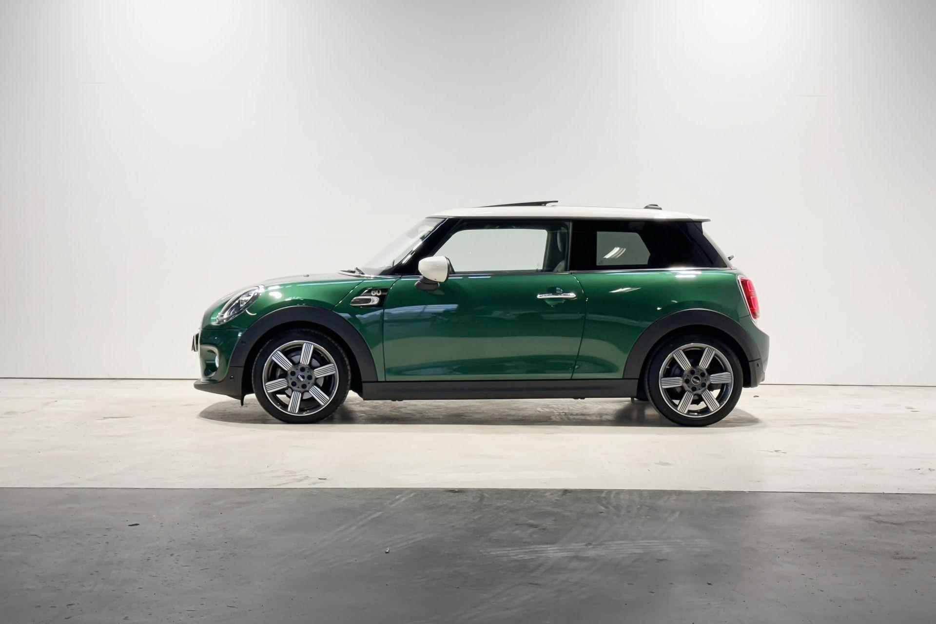 MINI 3-deurs Cooper 60 Years Edition Serious Business Aut. - 2/17