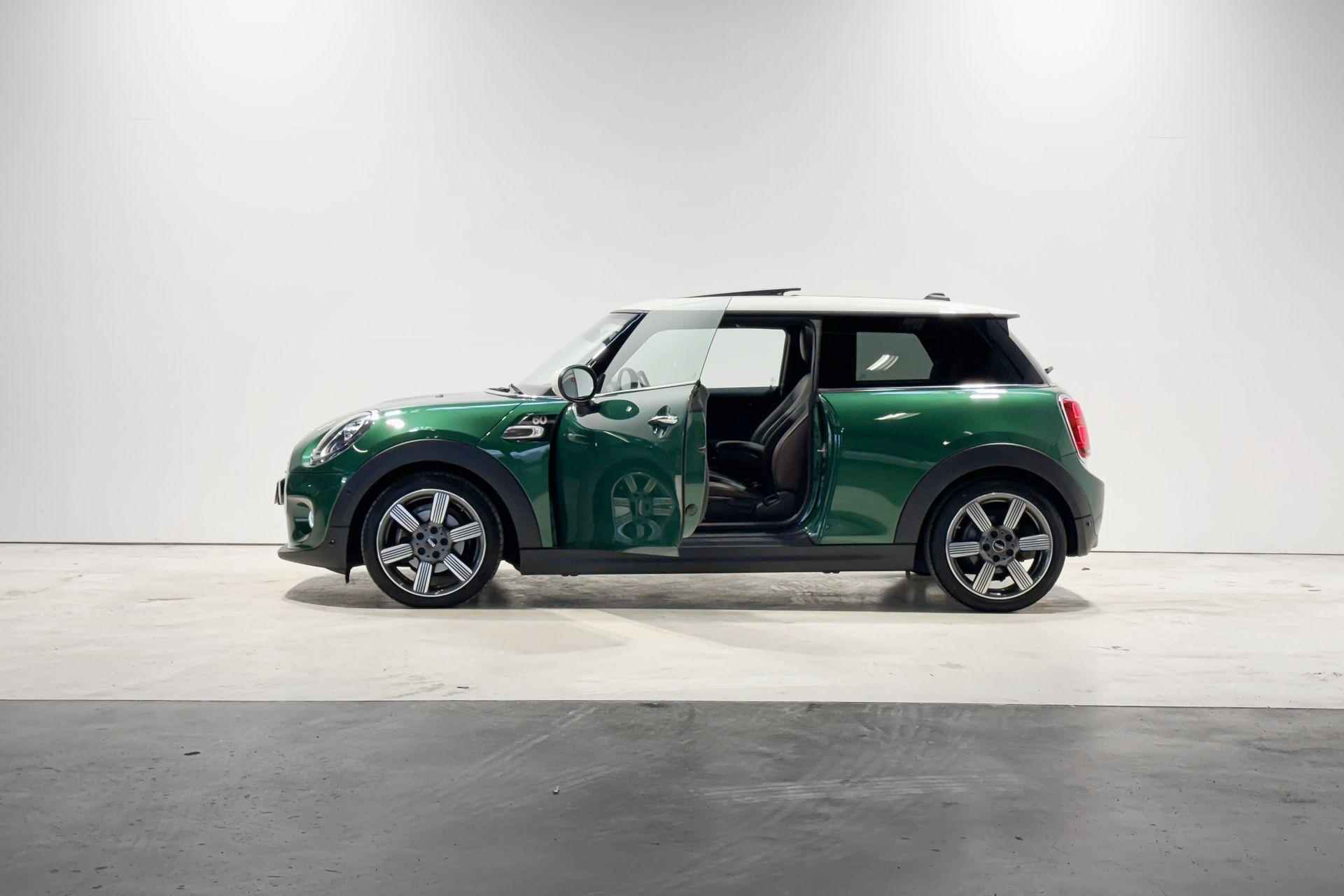 MINI 3-deurs Cooper 60 Years Edition Serious Business Aut. - 3/17