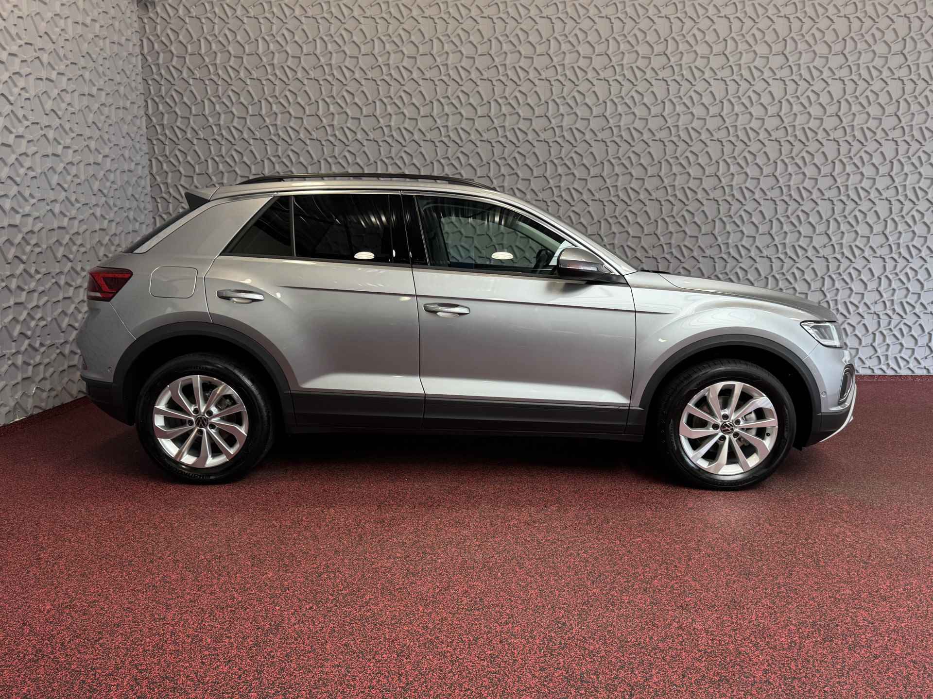 Volkswagen T-Roc 1.5 TSI 150PK EVO ADAP.CRUISE LED VIR.COCKPIT CAMERA STOEL.VERW. 17''LMV KEYLESS 2024 70 BIJNA NIEUWE VOLKSWAGEN'S UIT VOORRAAD LEVERBAAR - 65/81