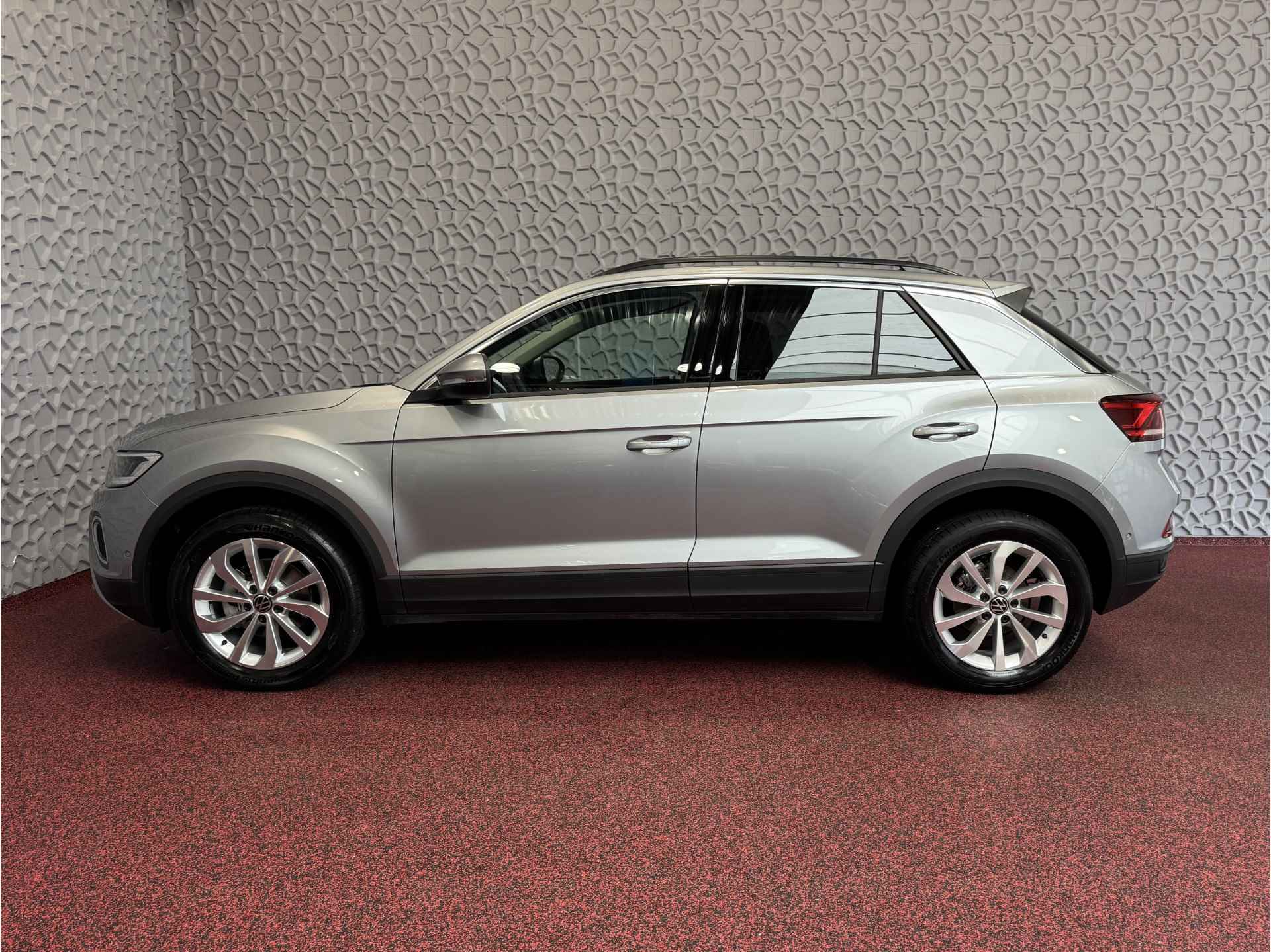 Volkswagen T-Roc 1.5 TSI 150PK EVO ADAP.CRUISE LED VIR.COCKPIT CAMERA STOEL.VERW. 17''LMV KEYLESS 2024 70 BIJNA NIEUWE VOLKSWAGEN'S UIT VOORRAAD LEVERBAAR - 66/81