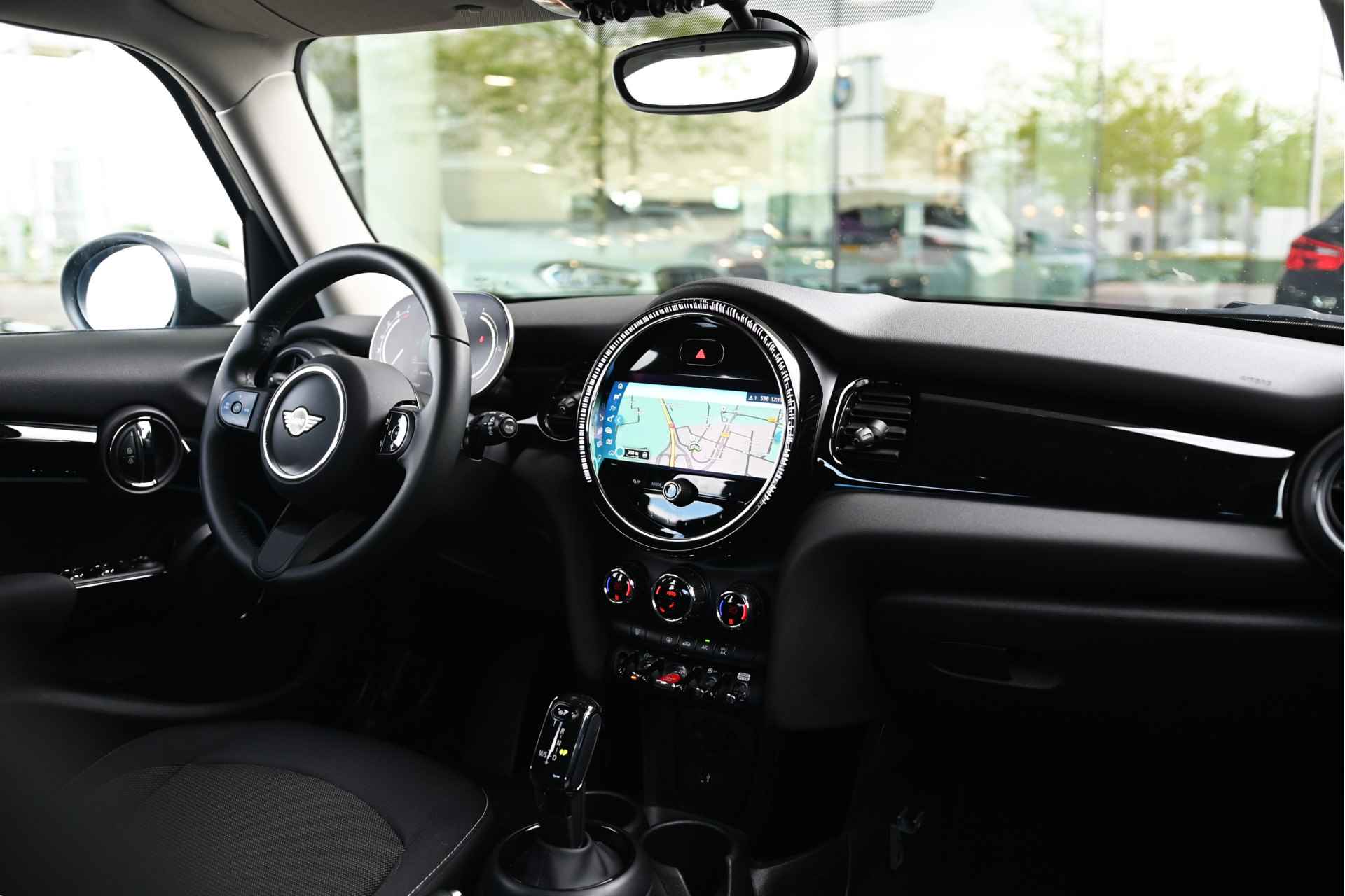 MINI Hatchback Cooper Essential Automaat / Multifunctioneel stuurwiel / LED / PDC achter / Cruise Control / 17"LM-velgen / Navigatie / Climate Control - 4/26