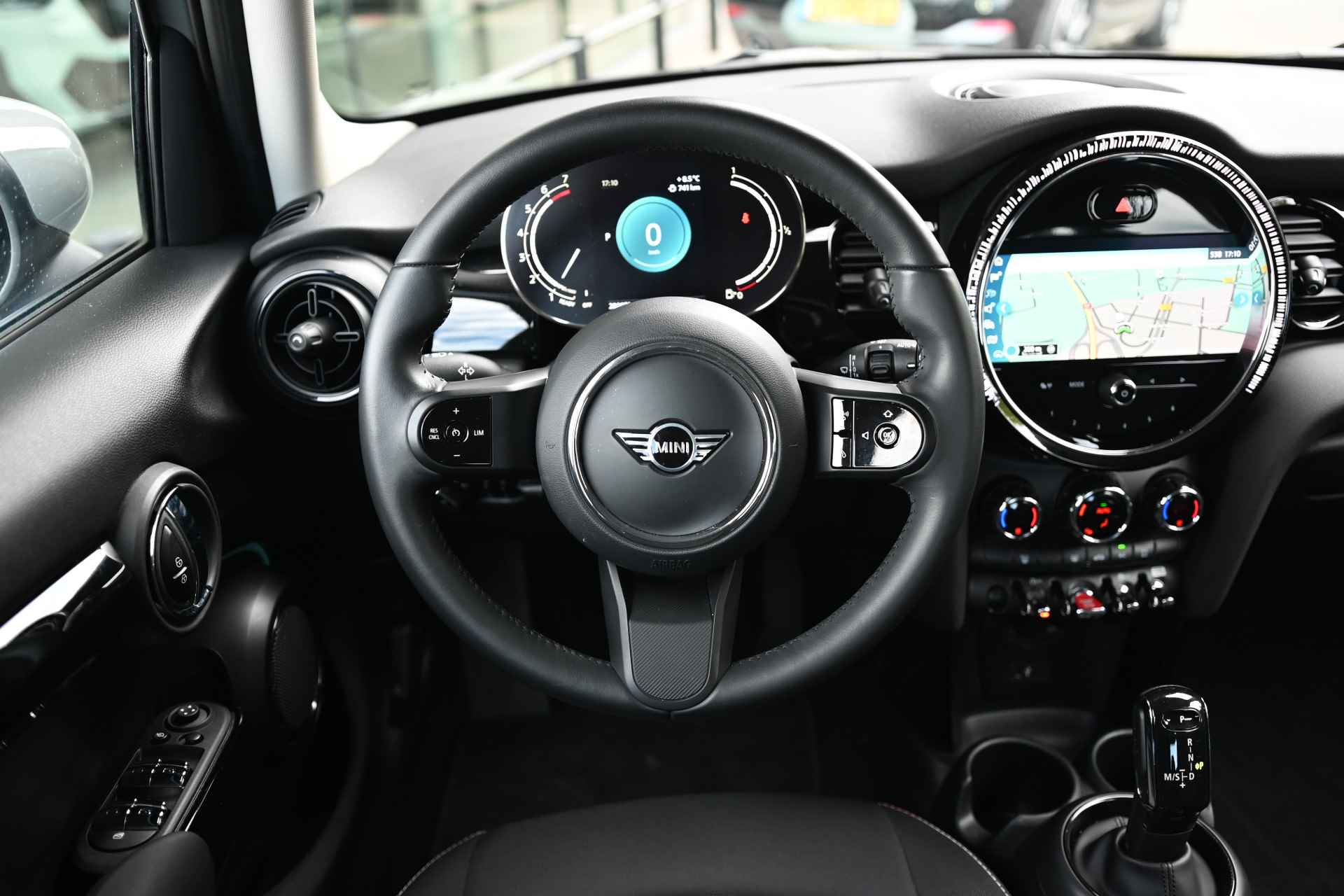 MINI Hatchback Cooper Essential Automaat / Multifunctioneel stuurwiel / LED / PDC achter / Cruise Control / 17"LM-velgen / Navigatie / Climate Control - 9/26