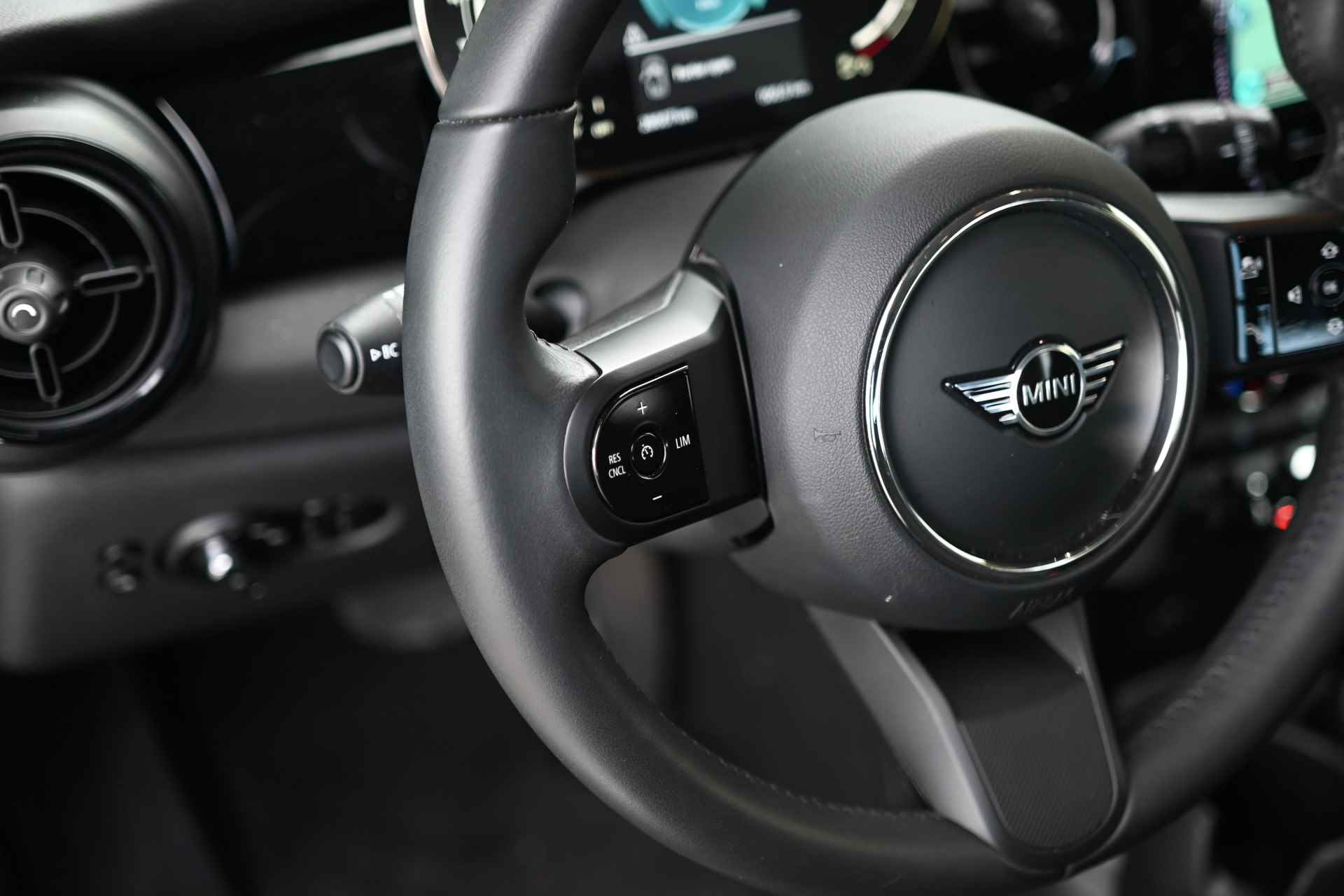 MINI Hatchback Cooper Essential Automaat / Multifunctioneel stuurwiel / LED / PDC achter / Cruise Control / 17"LM-velgen / Navigatie / Climate Control - 15/26