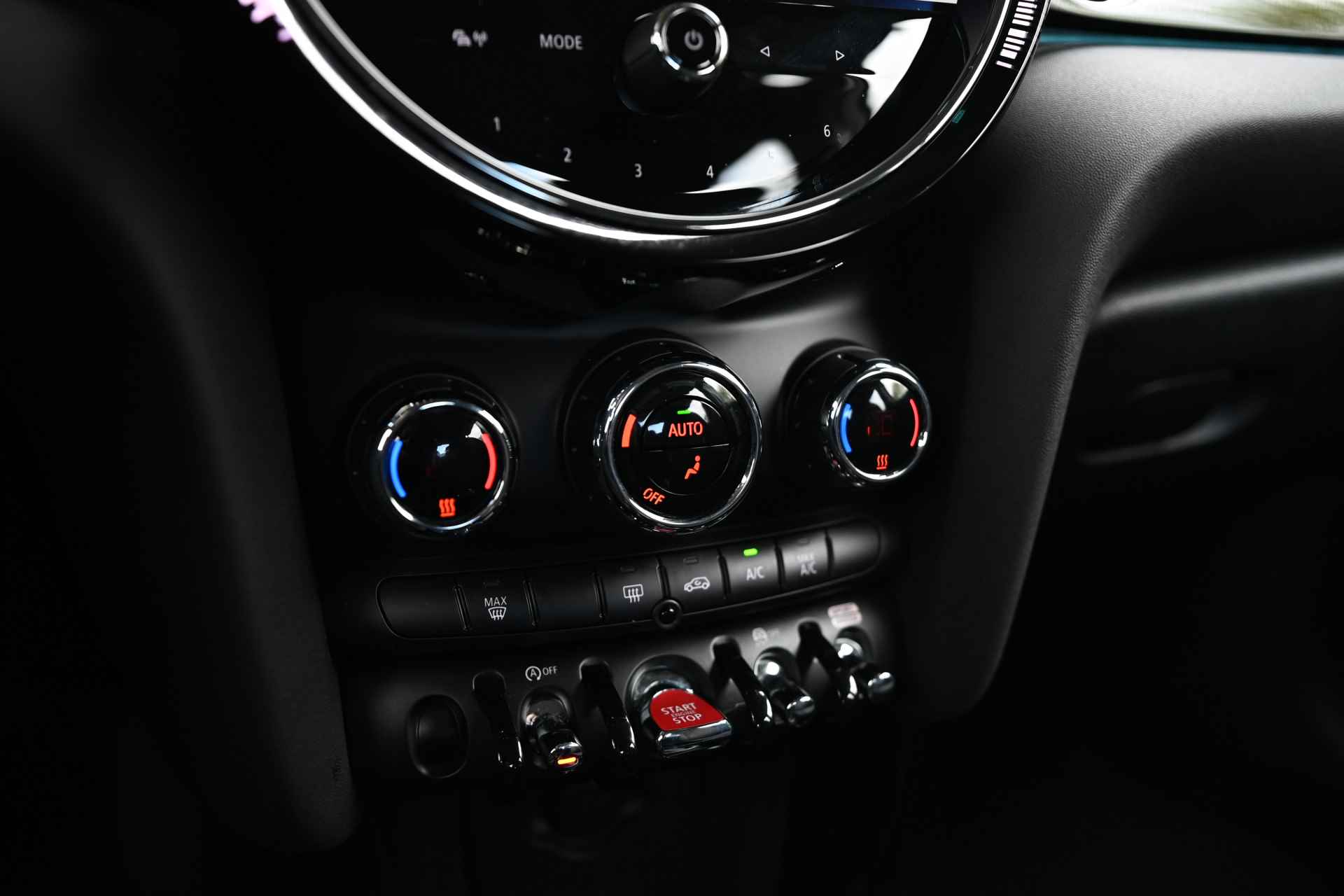 MINI Hatchback Cooper Essential Automaat / Multifunctioneel stuurwiel / LED / PDC achter / Cruise Control / 17"LM-velgen / Navigatie / Climate Control - 19/26
