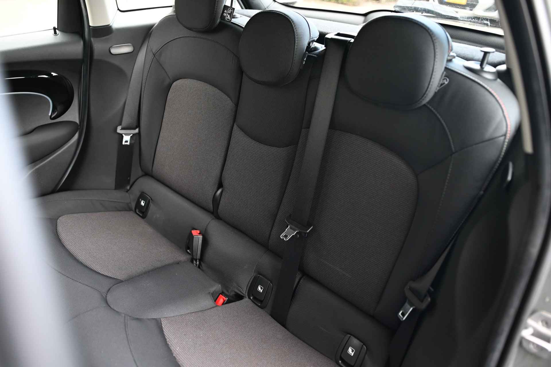 MINI Hatchback Cooper Essential Automaat / Multifunctioneel stuurwiel / LED / PDC achter / Cruise Control / 17"LM-velgen / Navigatie / Climate Control - 25/26