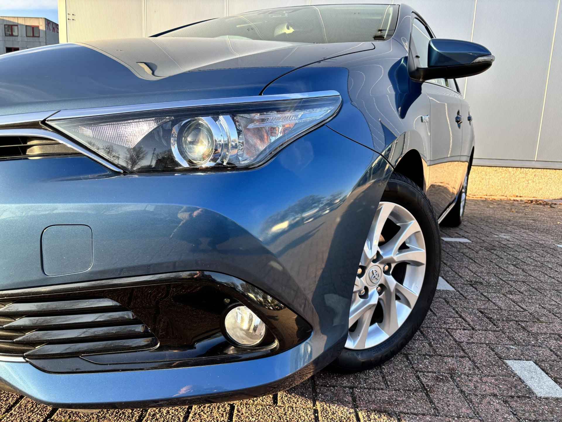 Toyota Auris 1.8 Hybrid Dynamic Navi, Pre crash safety, Allseason banden, DAB Radio, Trekhaak - 3/43