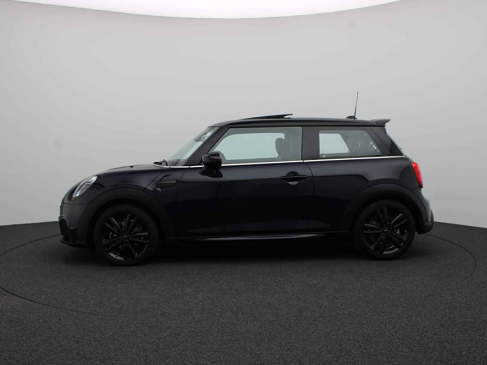 MINI 3-Deurs Cooper Rockingham GT + Premium Pakket + 	Glazen panoramadak + Achteruitrijcamera + Driving Assistant + Elektrisch verwarmde voorstoelen + PDC +17'' - 4/22