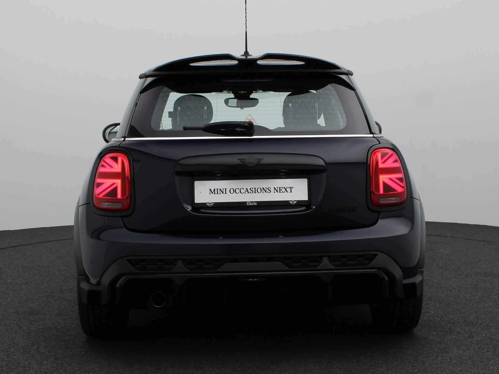 MINI 3-Deurs Cooper Rockingham GT + Premium Pakket + 	Glazen panoramadak + Achteruitrijcamera + Driving Assistant + Elektrisch verwarmde voorstoelen + PDC +17'' - 5/22