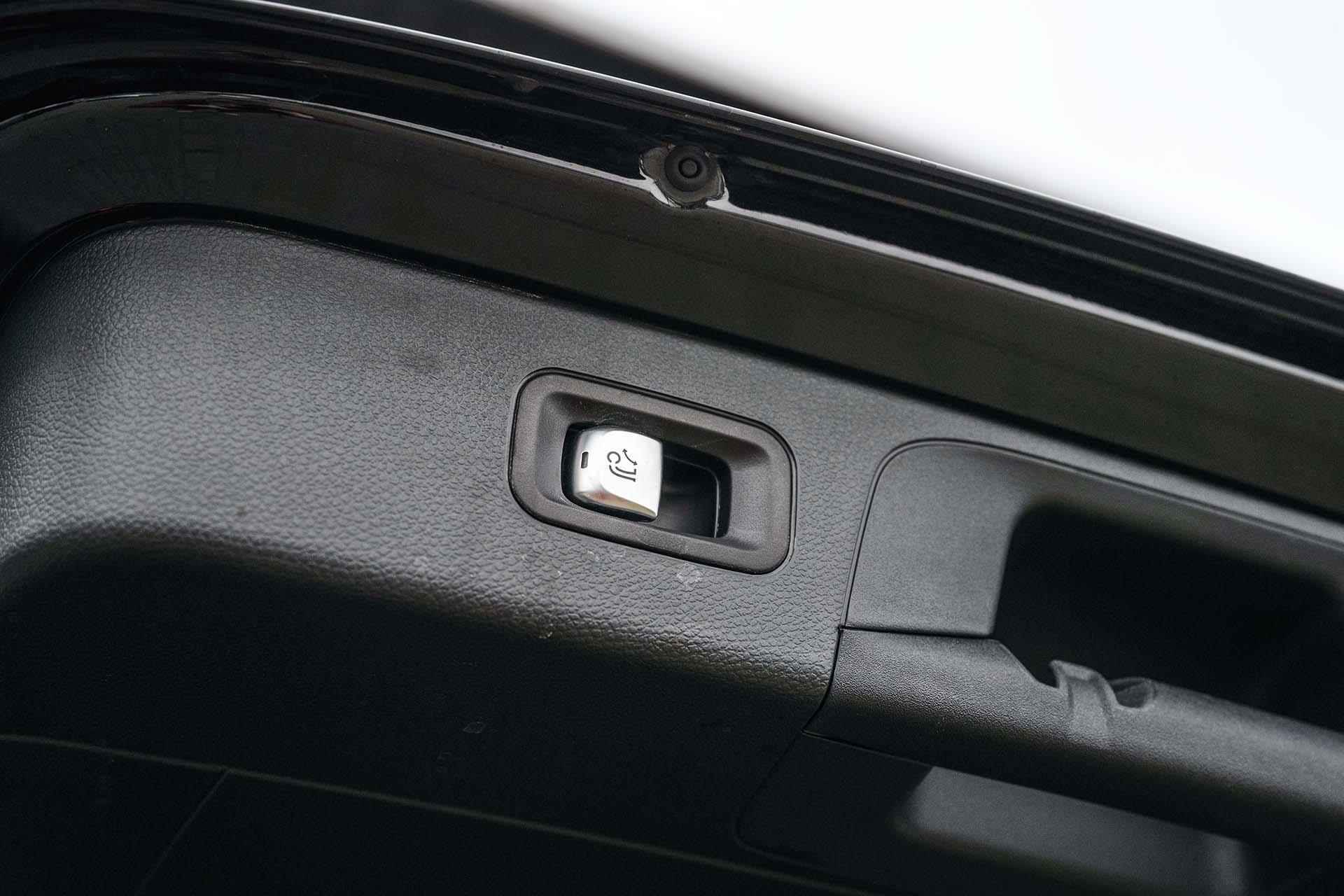 Mercedes-Benz GLC-klasse 300e 4MATIC Premium AMG | Panoramadak | Trekhaak | Digital dashboard | Dodehoekassistent | Stoelverwarming | LED Performance koplampen - 13/38