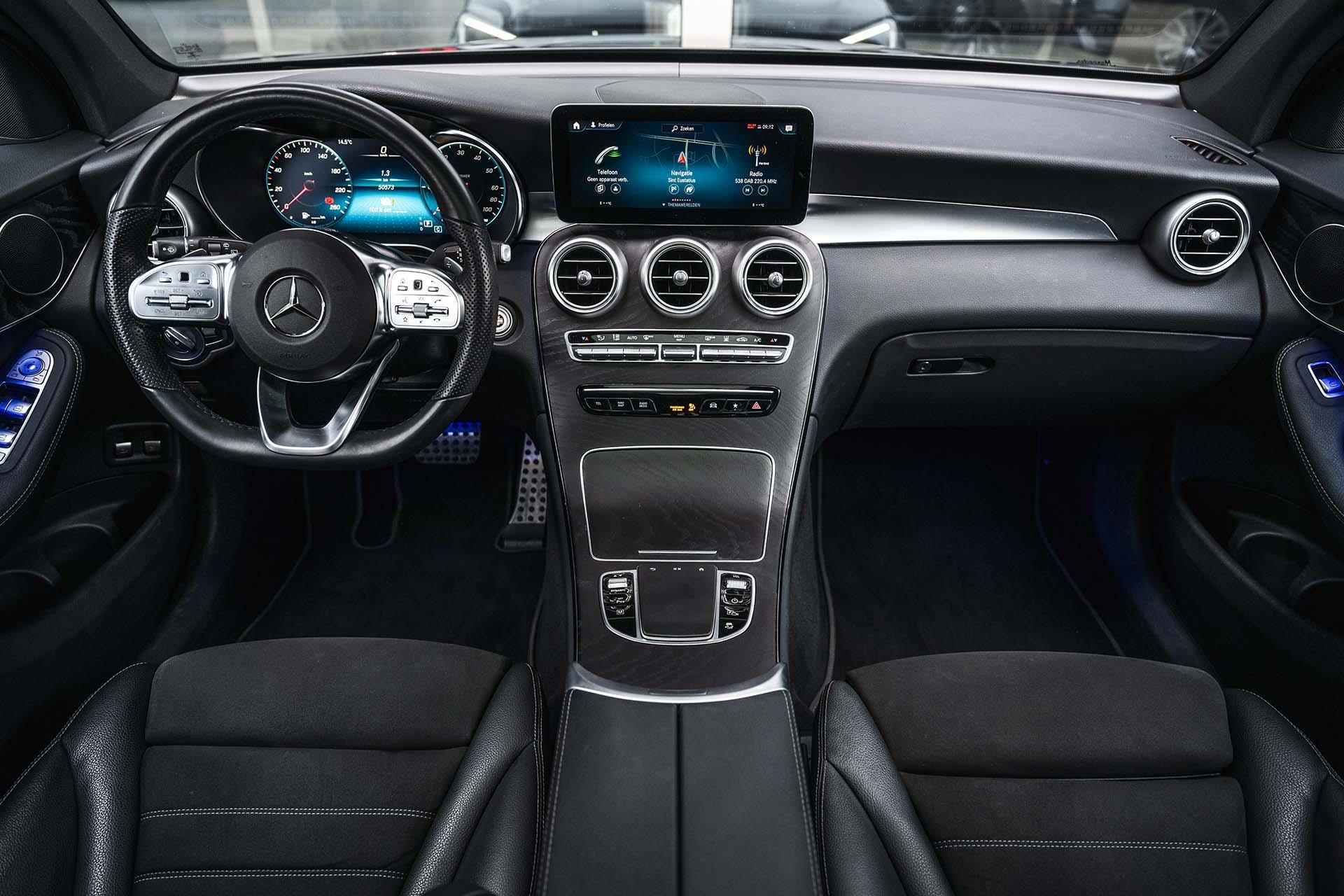 Mercedes-Benz GLC-klasse 300e 4MATIC Premium AMG | Panoramadak | Trekhaak | Digital dashboard | Dodehoekassistent | Stoelverwarming | LED Performance koplampen - 20/38