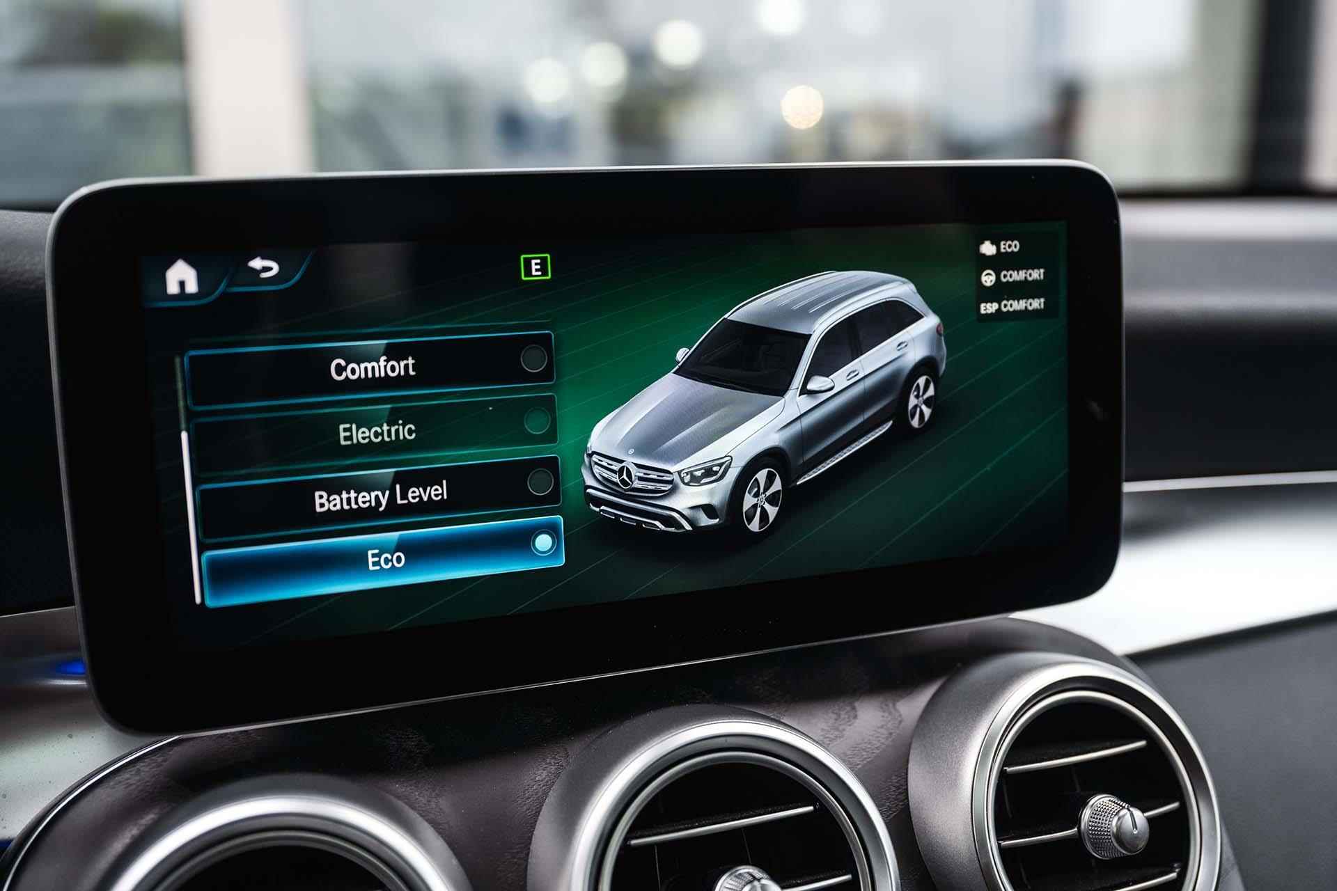 Mercedes-Benz GLC-klasse 300e 4MATIC Premium AMG | Panoramadak | Trekhaak | Digital dashboard | Dodehoekassistent | Stoelverwarming | LED Performance koplampen - 27/38