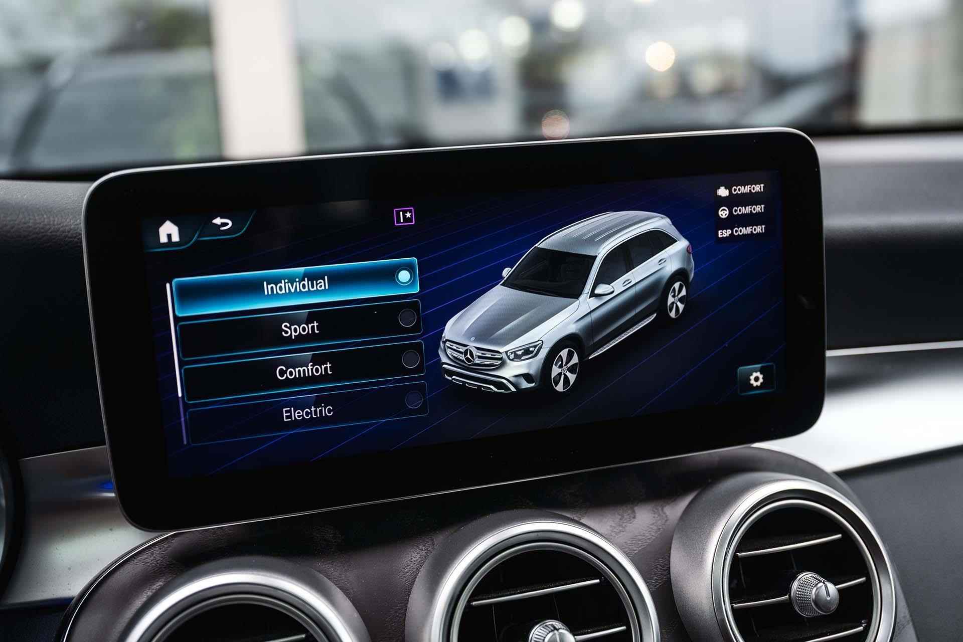 Mercedes-Benz GLC-klasse 300e 4MATIC Premium AMG | Panoramadak | Trekhaak | Digital dashboard | Dodehoekassistent | Stoelverwarming | LED Performance koplampen - 28/38