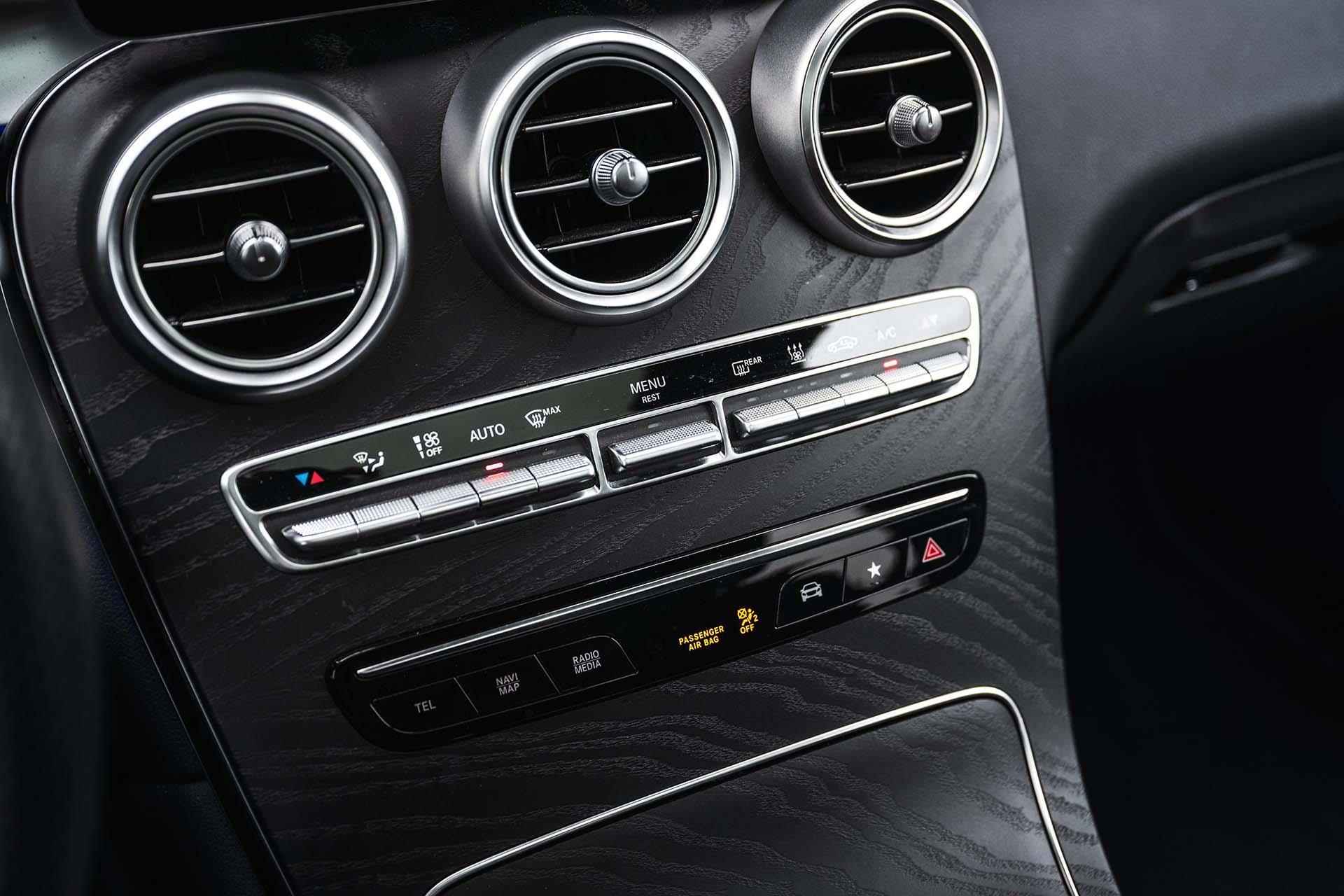 Mercedes-Benz GLC-klasse 300e 4MATIC Premium AMG | Panoramadak | Trekhaak | Digital dashboard | Dodehoekassistent | Stoelverwarming | LED Performance koplampen - 31/38