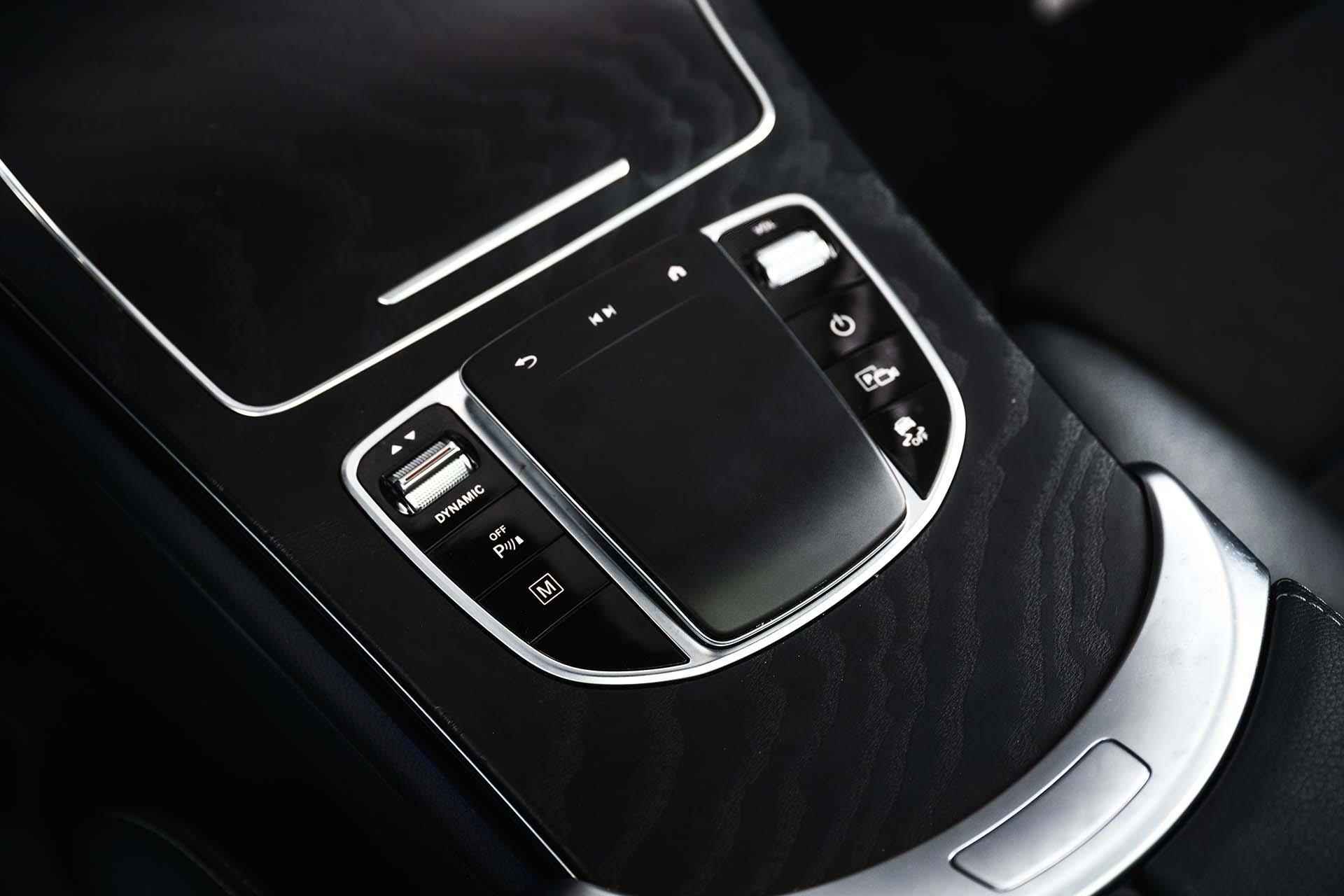 Mercedes-Benz GLC-klasse 300e 4MATIC Premium AMG | Panoramadak | Trekhaak | Digital dashboard | Dodehoekassistent | Stoelverwarming | LED Performance koplampen - 32/38