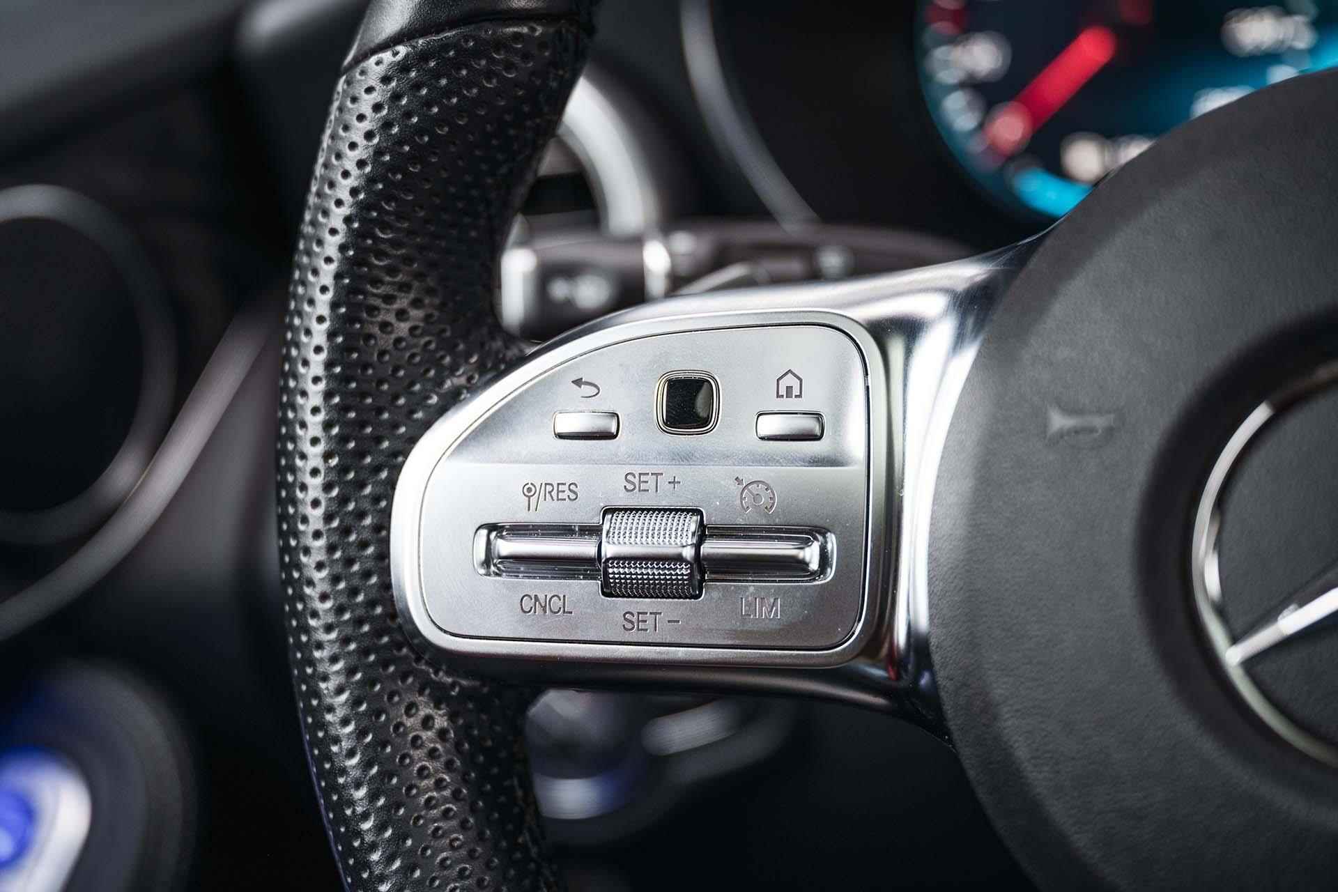 Mercedes-Benz GLC-klasse 300e 4MATIC Premium AMG | Panoramadak | Trekhaak | Digital dashboard | Dodehoekassistent | Stoelverwarming | LED Performance koplampen - 33/38