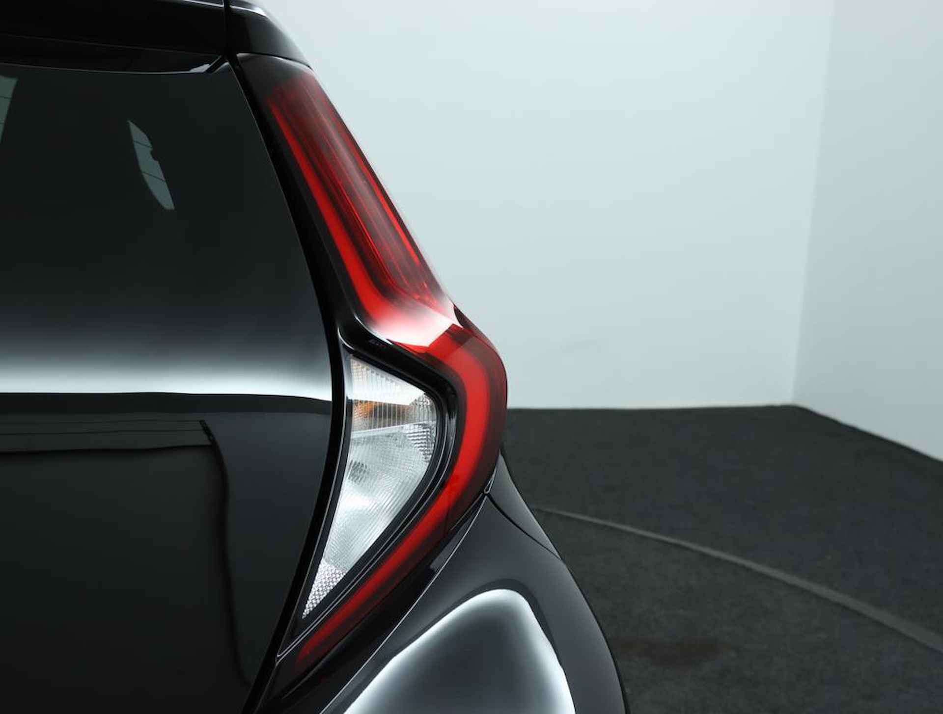 Toyota Aygo X 1.0 VVT-i MT Pulse | Design Pack | Adaptive Cruise Control | Navigatie | Apple Carplay | Android Auto | - 35/48