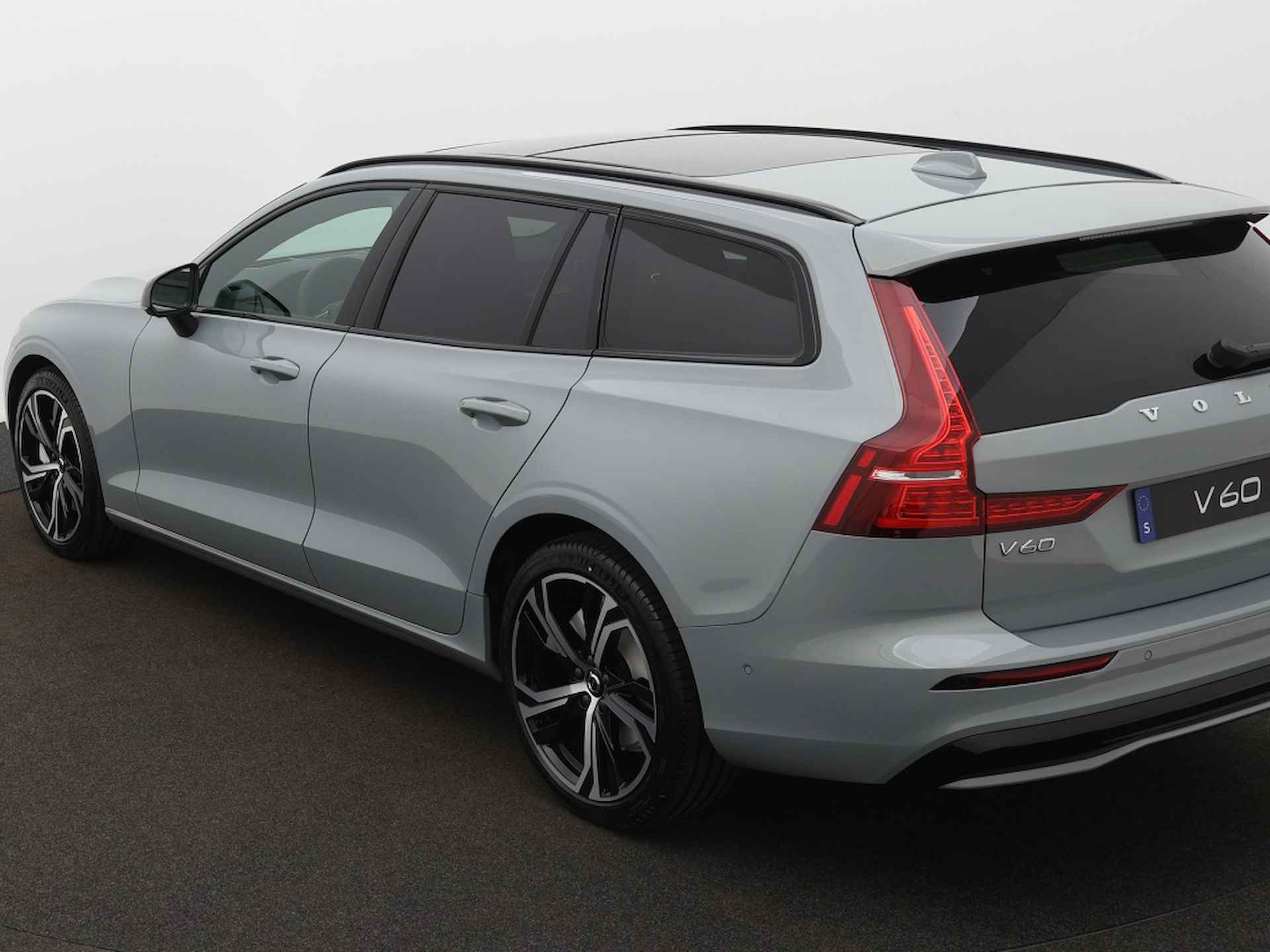 Volvo V60 2.0 B3 Ultimate Dark - 3/38