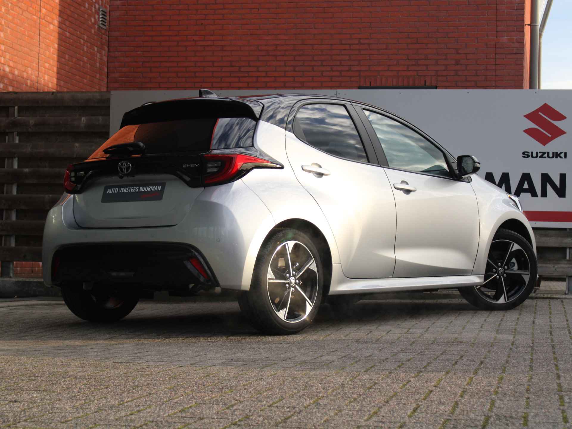 Toyota Yaris 1.5 Hybrid 130 Launch Edition Automaat Head Up Display, Stoelverwarming, Parkeersensoren Voor en Achter, Navigatie - 3/39