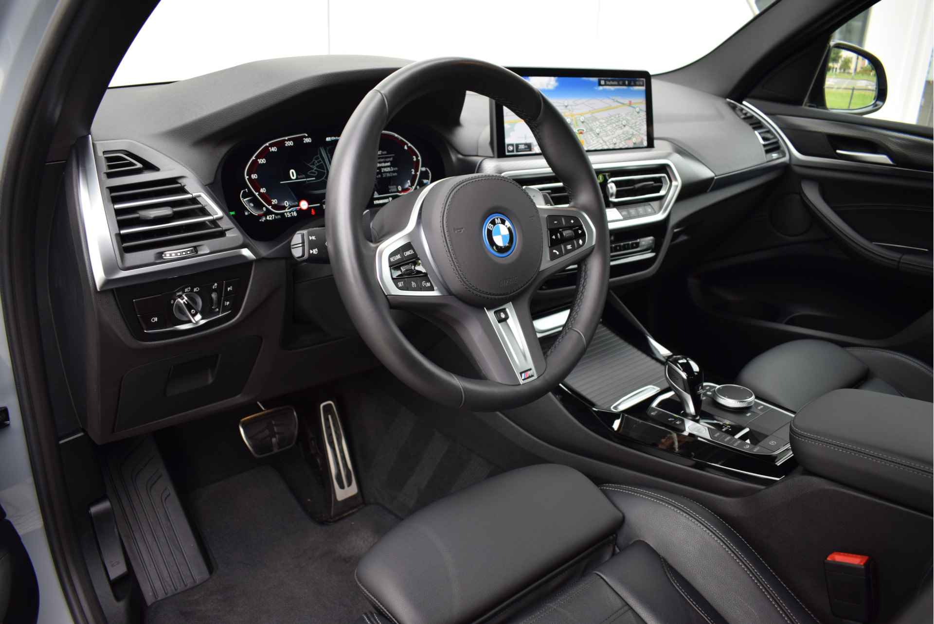 BMW X3 xDrive30e High Executive M Sport Automaat / Sportstoelen / Stoelverwarming / LED / Parking Assistant / Comfort Access / Live Cockpit Professional / Verwarmd stuurwiel - 17/28