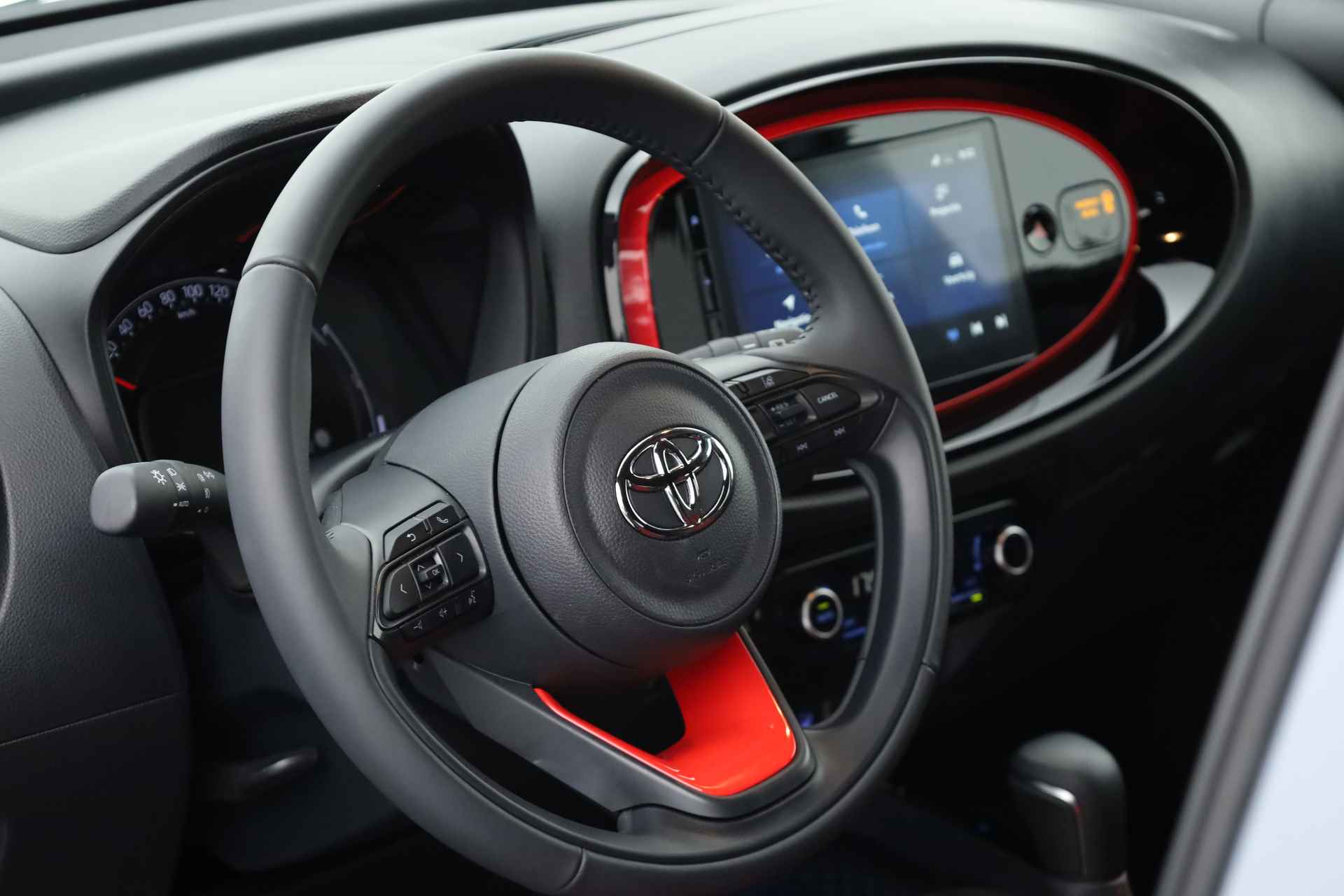 Toyota Aygo X 1.0 VVT-i S-CVT Undercover | Navi | Keyless | Stoelverw. | Adapt. Cruise | Camera | PDC V+A | 18" | JBL - 5/30