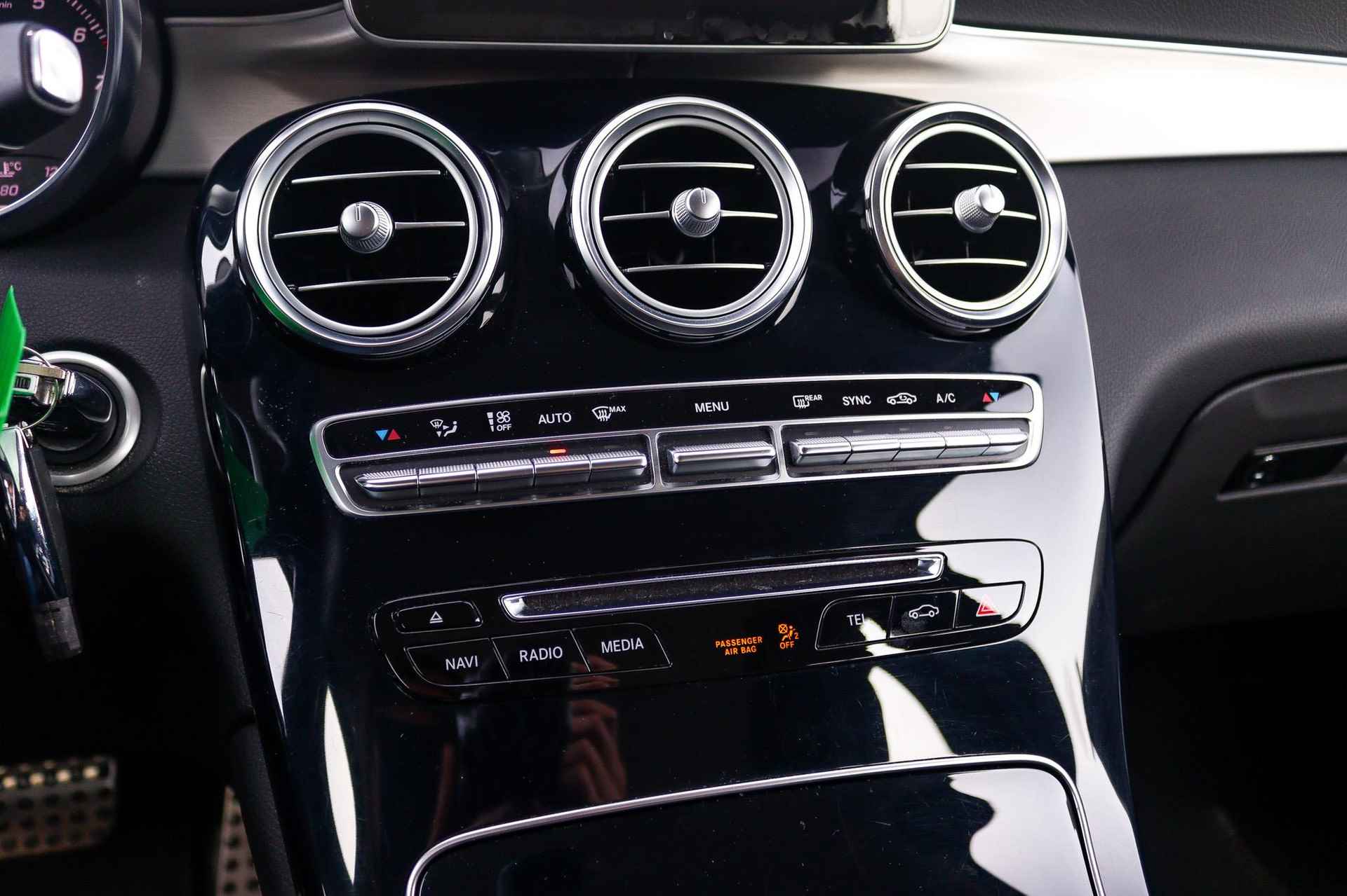 Mercedes-Benz GLC GLC 250 Automaat 4MATIC Exclusive Exterieur | AMG Line Interieur | Ambition Pakket | Trekhaak | Burmester Audio | Stoelverwarming | LED | Parktronic - 11/34