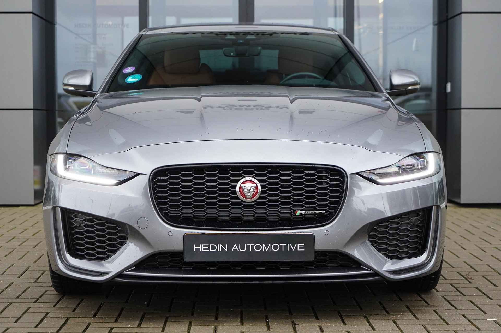 Jaguar XE 2.0 P250 R-Dynamic SE - 2/30