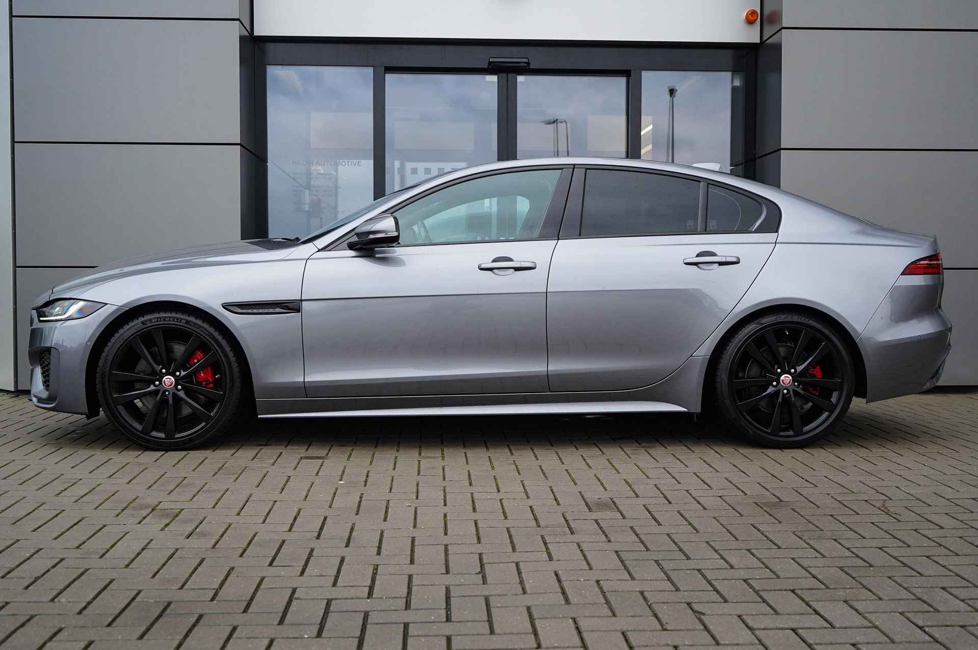 Jaguar XE 2.0 P250 R-Dynamic SE - 3/30