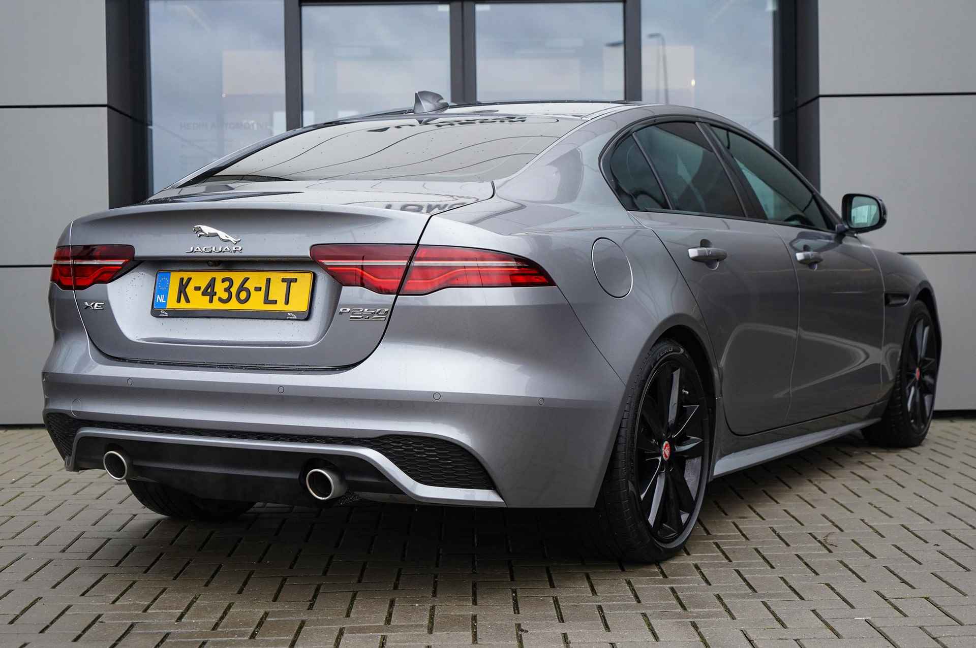 Jaguar XE 2.0 P250 R-Dynamic SE - 6/30