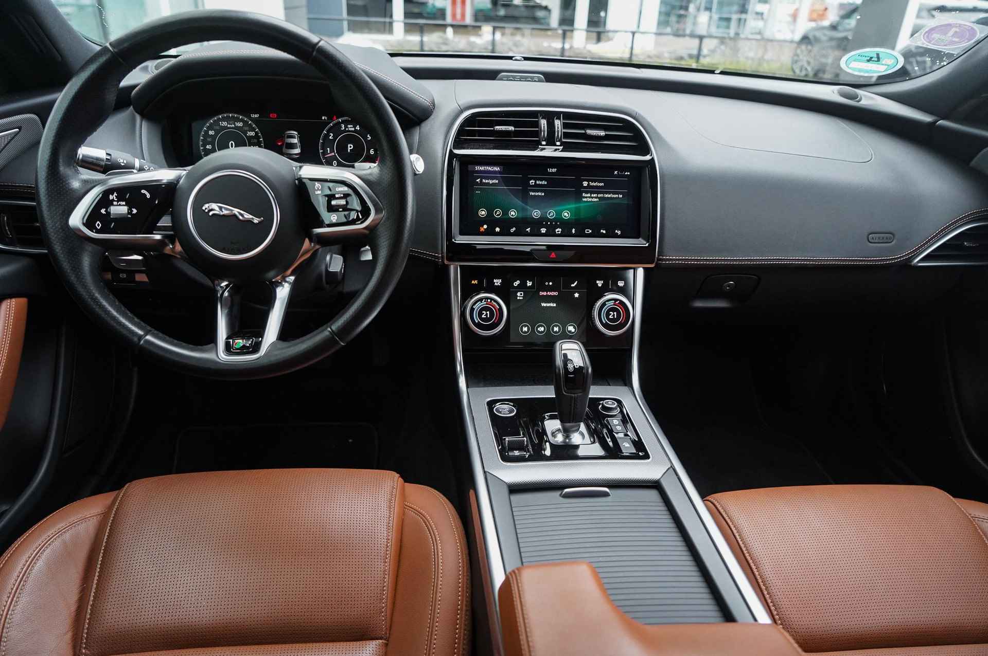 Jaguar XE 2.0 P250 R-Dynamic SE - 12/30