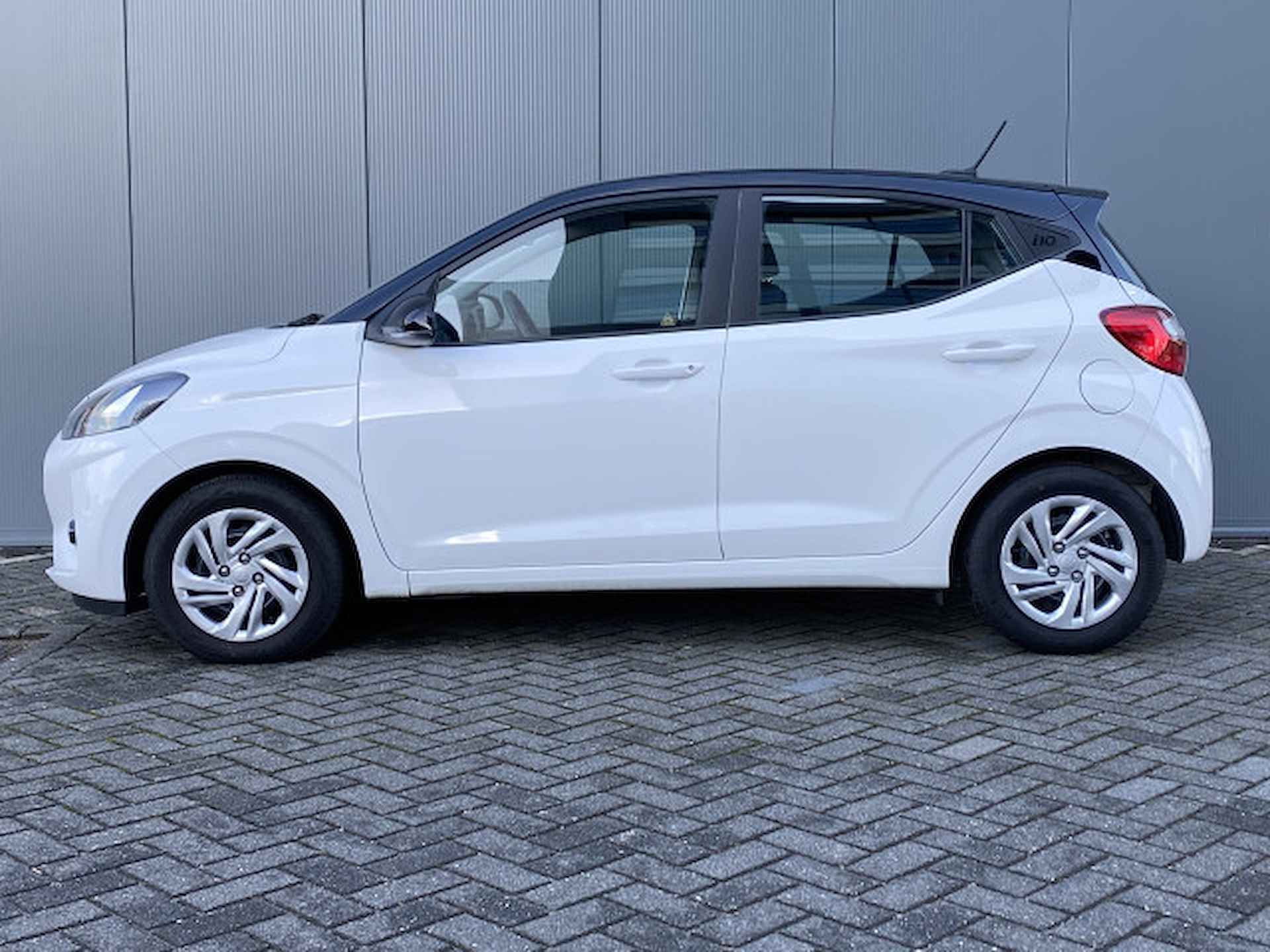 Hyundai i10 1.0 67pk Comfort Two-Tone Facelift | LED | Airco | Carplay | Navigatie | Bluetooth | Cruisecontrol | 1e Eigenaar - 2/24