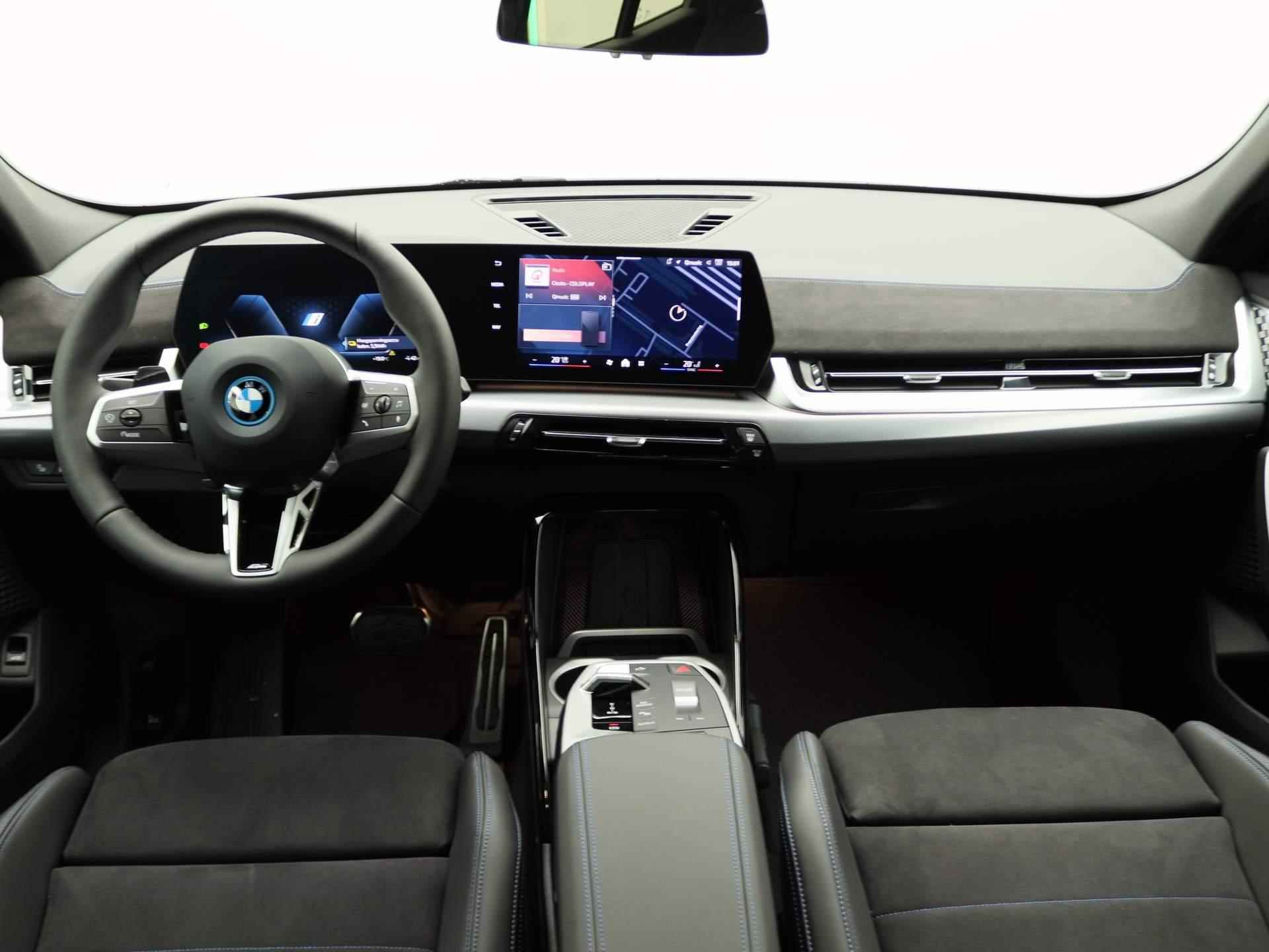 BMW iX2 eDrive20 M Sportpakket Pro | Premium Pack | M Adaptief onderstel | Harman Kardon | DAB | 19'' - 18/24