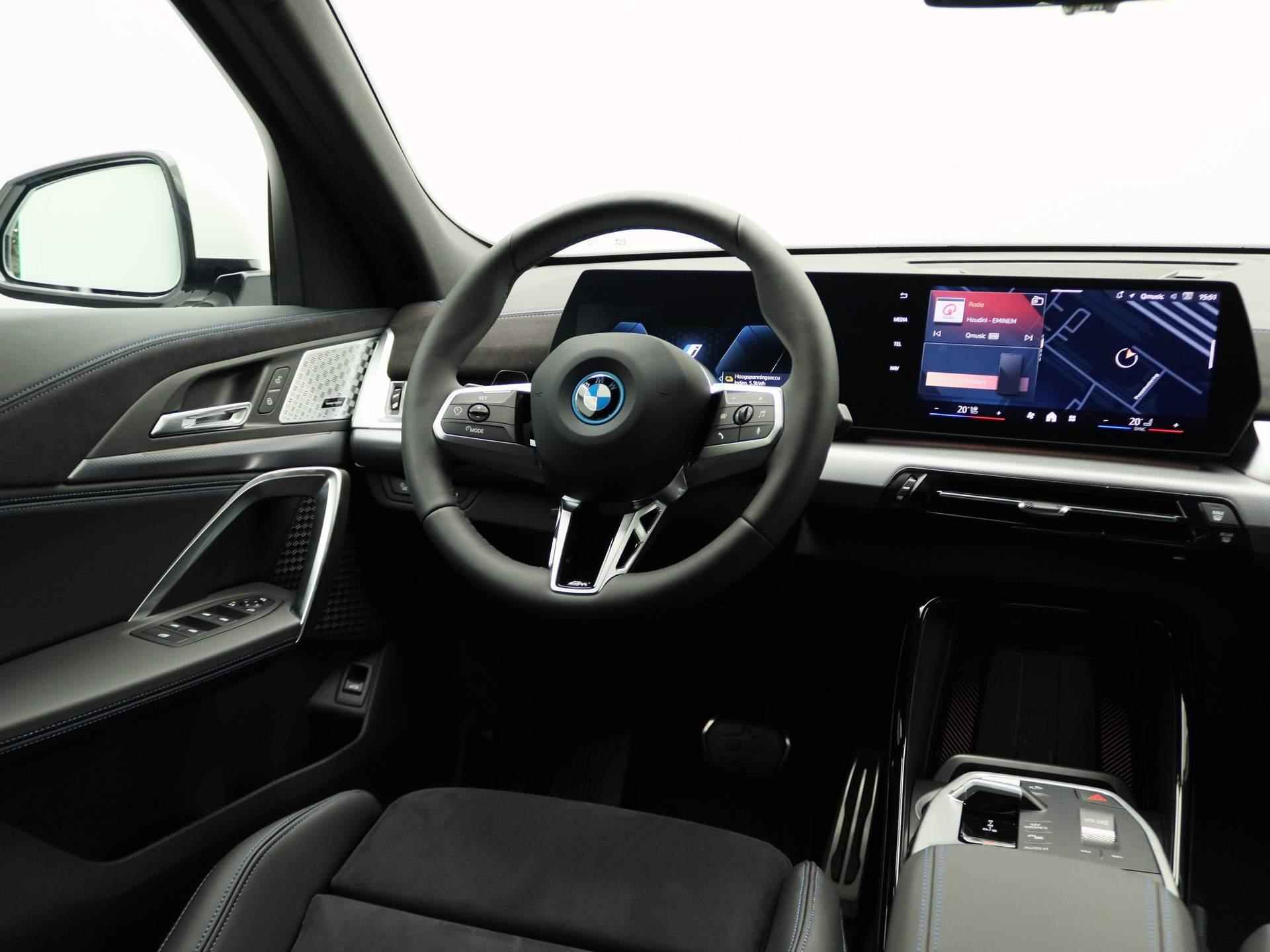 BMW iX2 eDrive20 M Sportpakket Pro | Premium Pack | M Adaptief onderstel | Harman Kardon | DAB | 19'' - 19/24