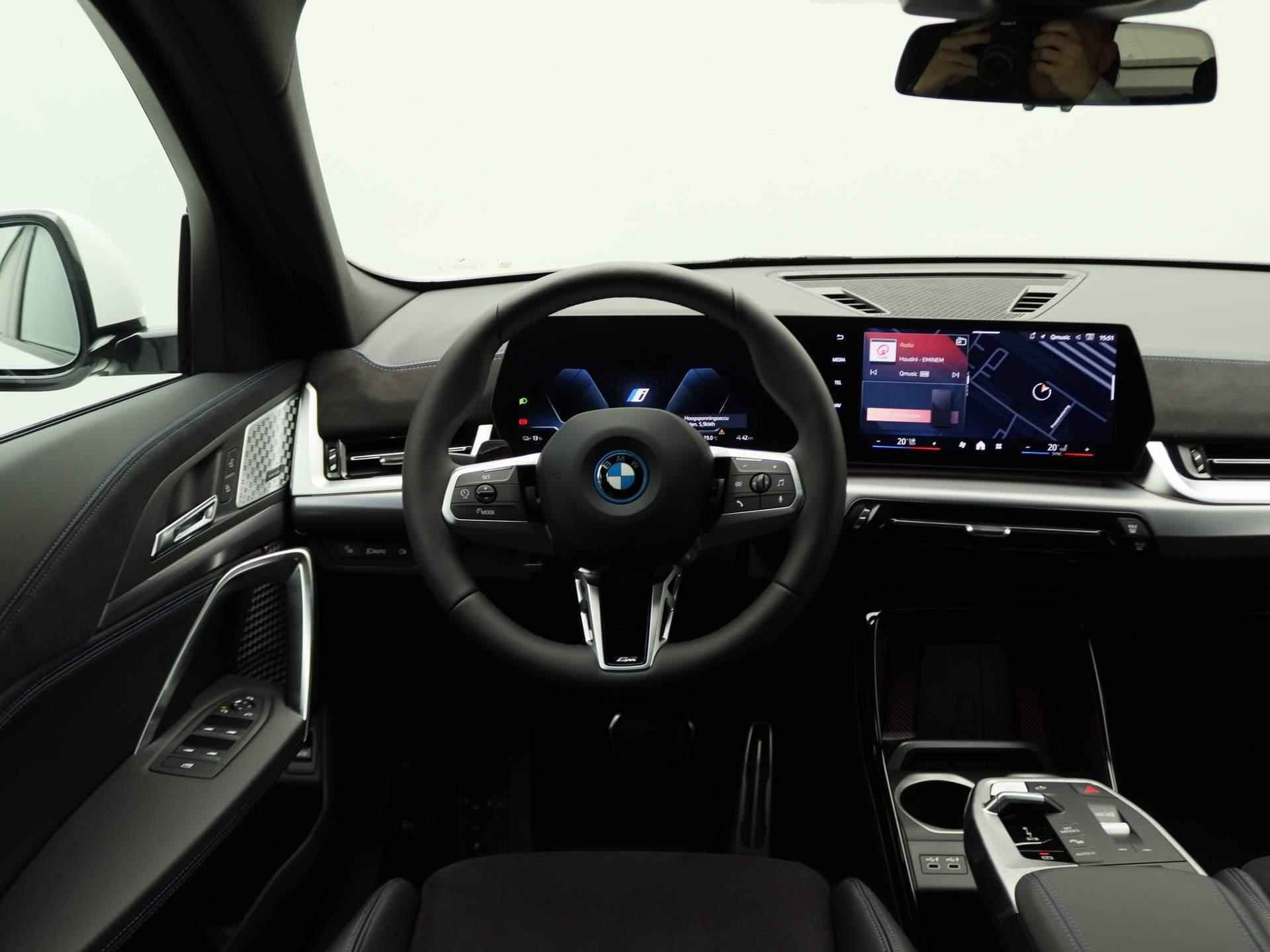 BMW iX2 eDrive20 M Sportpakket Pro | Premium Pack | M Adaptief onderstel | Harman Kardon | DAB | 19'' - 20/24