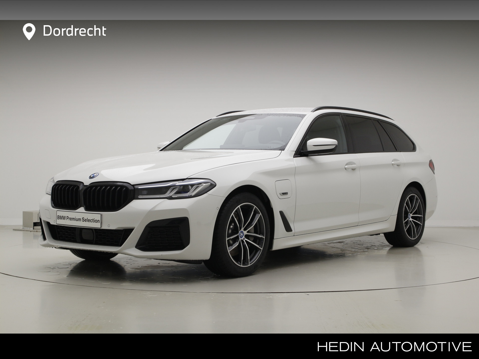 BMW 5 Serie Touring 530e M-Sport | 2024!!! | Trekhaak | Leder | Camera | Driving Assistant Professional | Laser