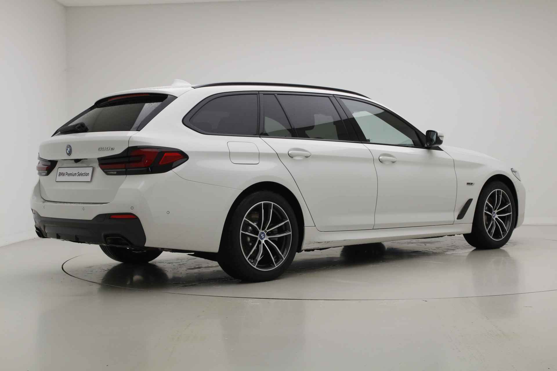 BMW 5 Serie Touring 530e M-Sport | 2024!!! | Trekhaak | Leder | Camera | Driving Assistant Professional | Laser - 3/37