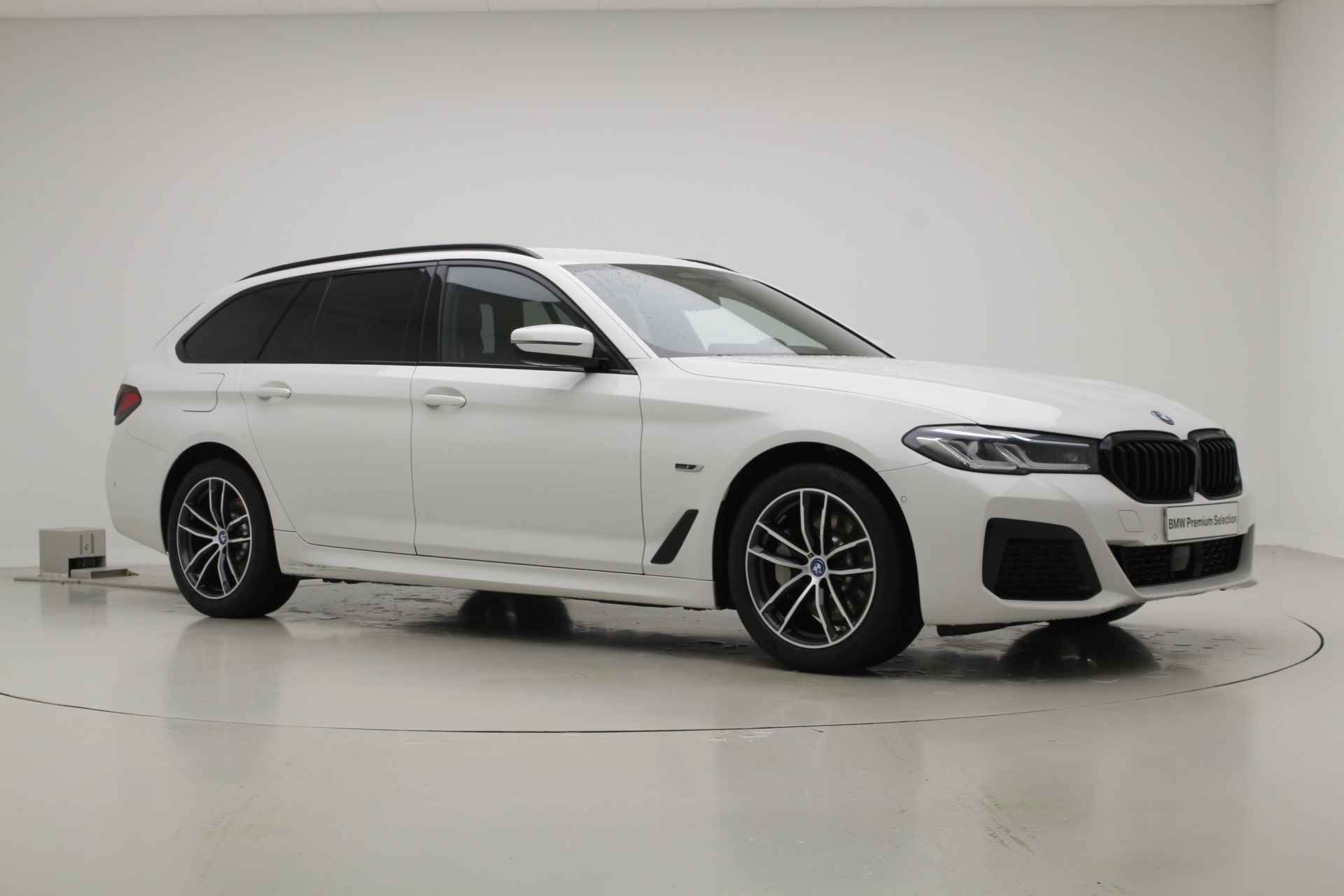 BMW 5 Serie Touring 530e M-Sport | 2024!!! | Trekhaak | Leder | Camera | Driving Assistant Professional | Laser - 4/37