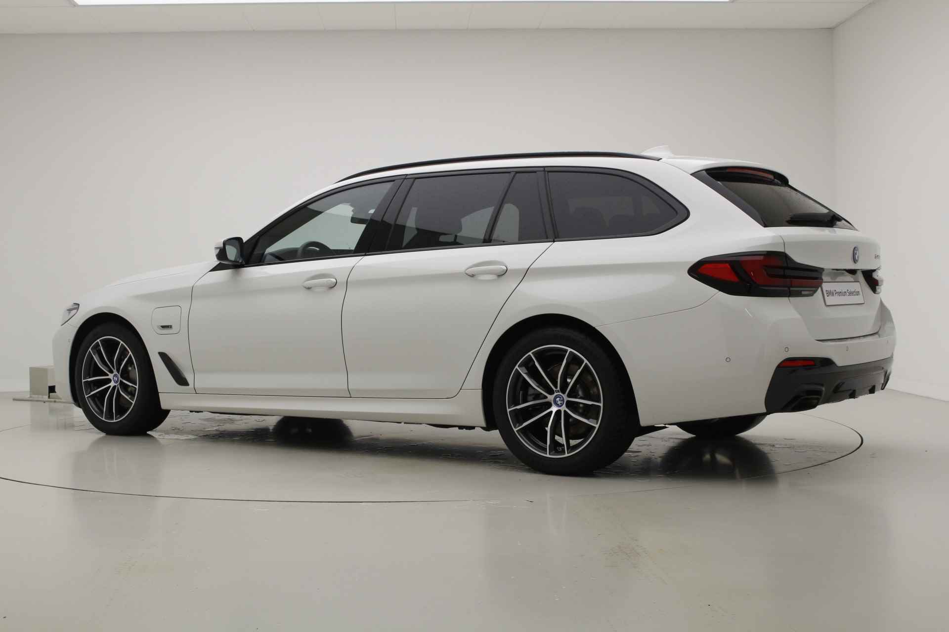 BMW 5 Serie Touring 530e M-Sport | 2024!!! | Trekhaak | Leder | Camera | Driving Assistant Professional | Laser - 8/37