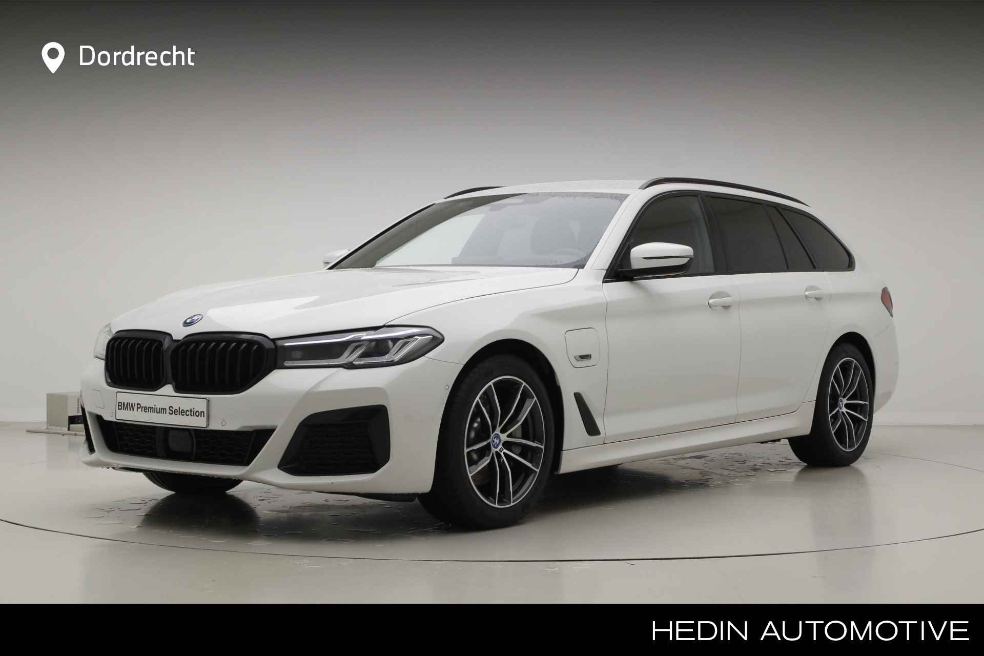 BMW 5 Serie Touring 530e M-Sport | 2024!!! | Trekhaak | Leder | Camera | Driving Assistant Professional | Laser