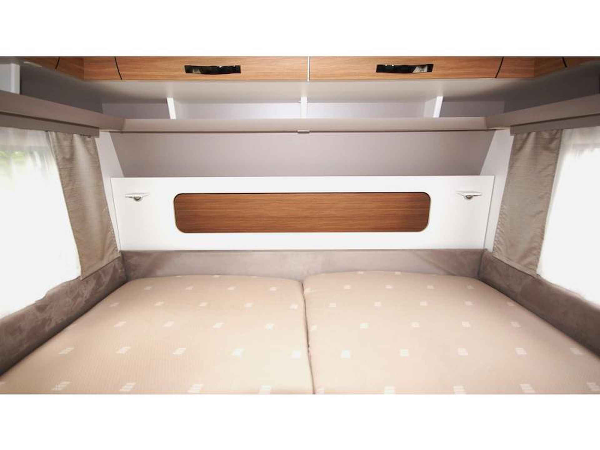 Eriba Nova 480 V-bed/Mover/Thule luifel - 8/16