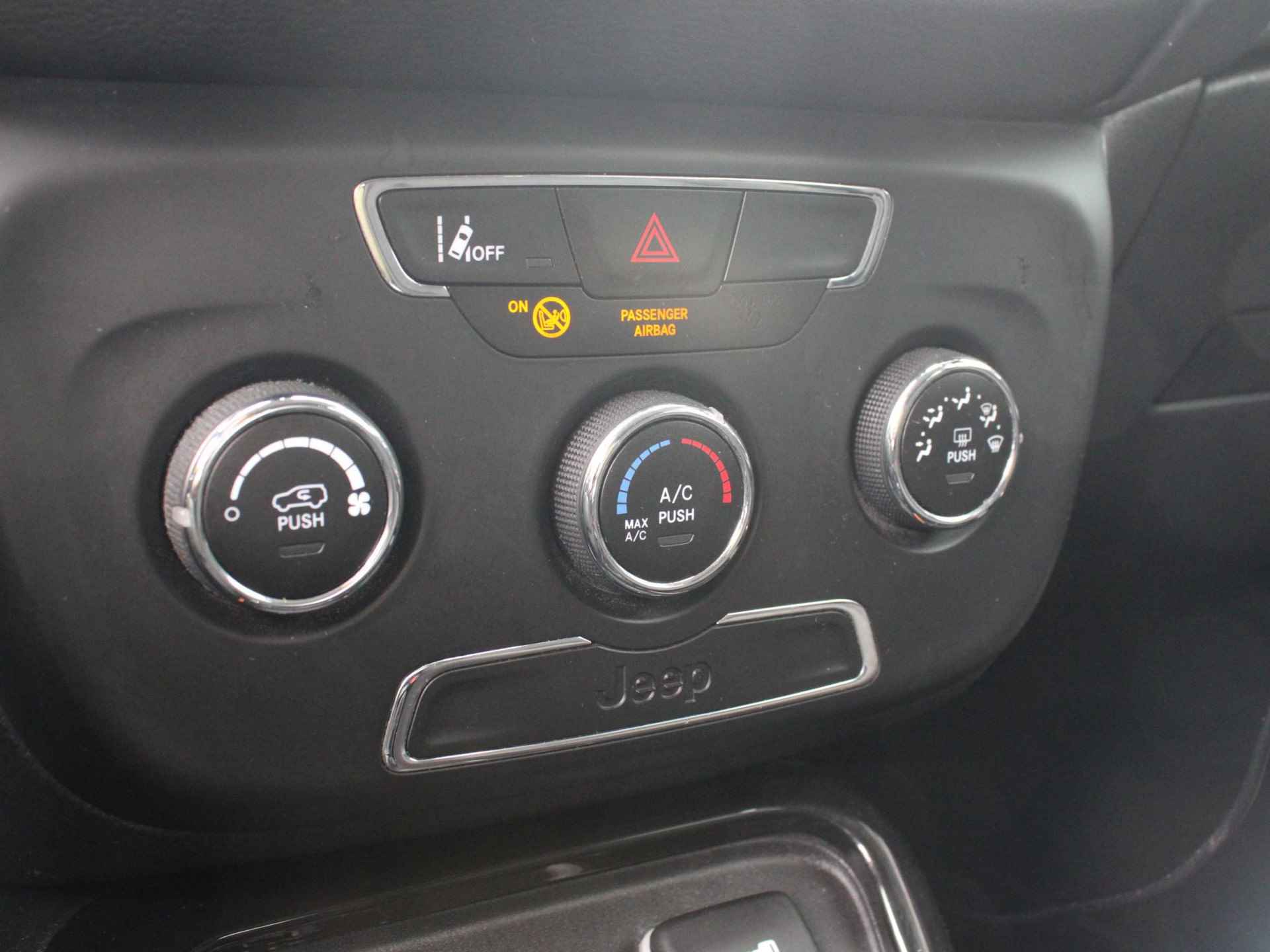 Jeep Compass 1.4 Turbo 140pk Sport | Airco | Cruise | Apple Carplay | 18" | BlackLine - 14/26