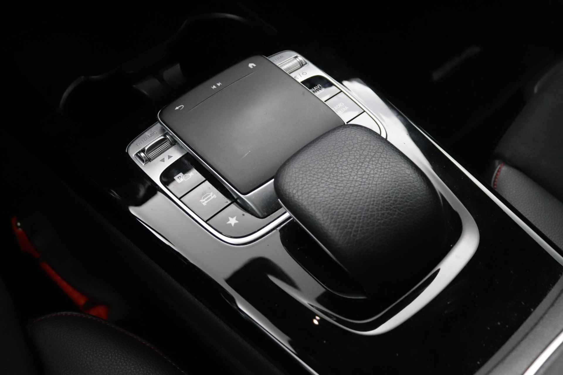 Mercedes-Benz A-klasse 200 Business Solution AMG Upgrade | Alcantara | Panoramadak | Widescreen | Schaal Stoelen |Sport Stuur| Hey Mercedes| - 16/58