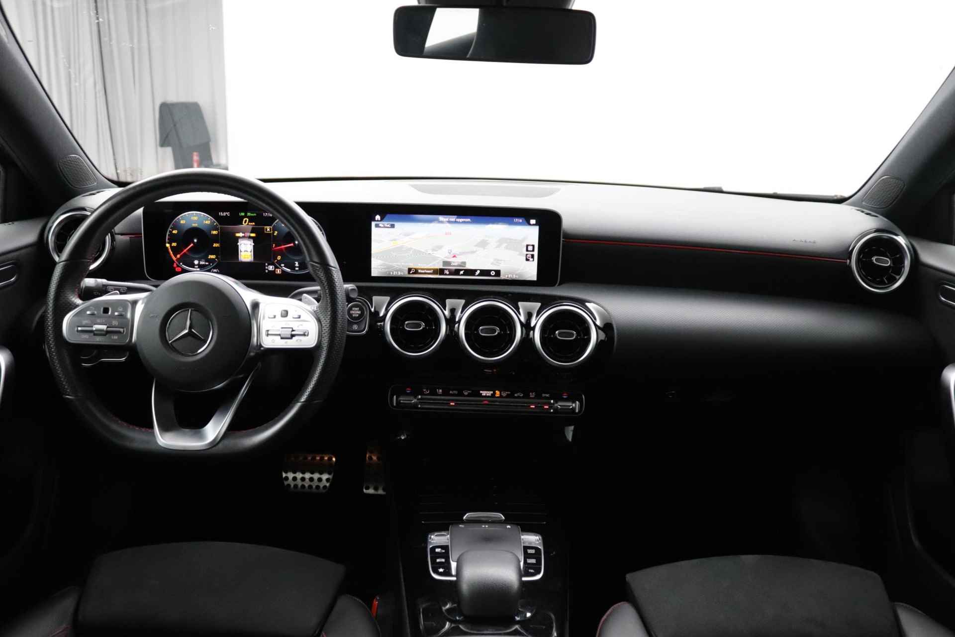 Mercedes-Benz A-klasse 200 Business Solution AMG Upgrade | Alcantara | Panoramadak | Widescreen | Schaal Stoelen |Sport Stuur| Hey Mercedes| - 9/58