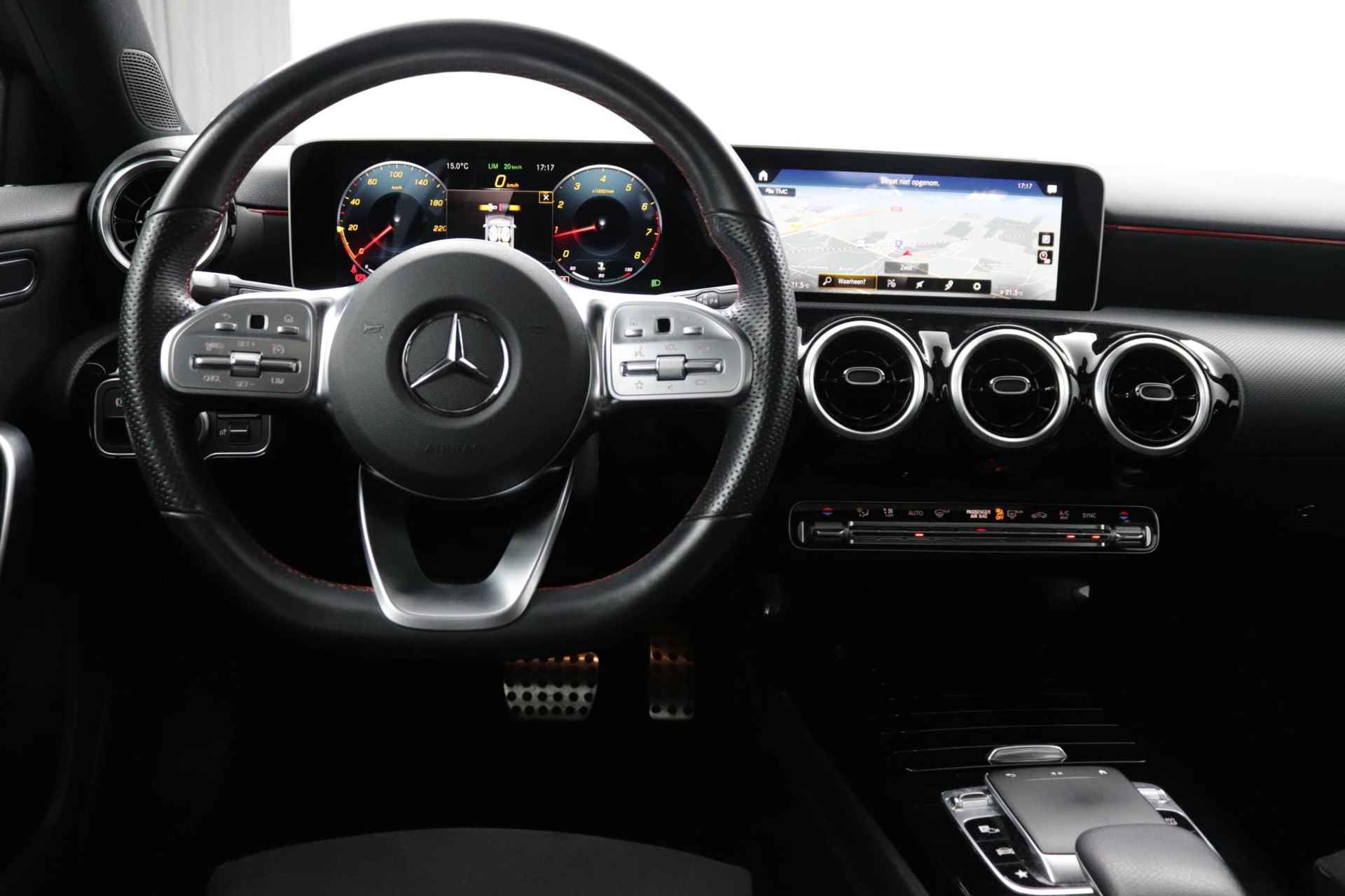 Mercedes-Benz A-klasse 200 Business Solution AMG Upgrade | Alcantara | Panoramadak | Widescreen | Schaal Stoelen |Sport Stuur| Hey Mercedes| - 50/58