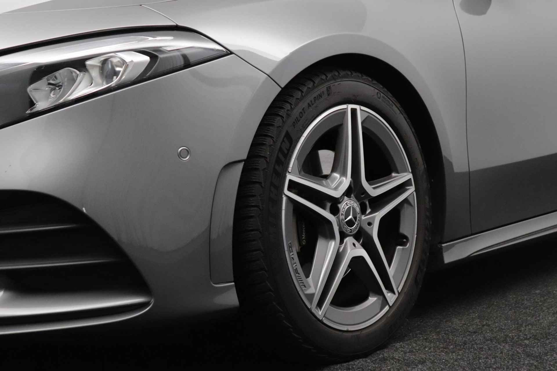 Mercedes-Benz A-klasse 200 Business Solution AMG Upgrade | Alcantara | Panoramadak | Widescreen | Schaal Stoelen |Sport Stuur| Hey Mercedes| - 53/58