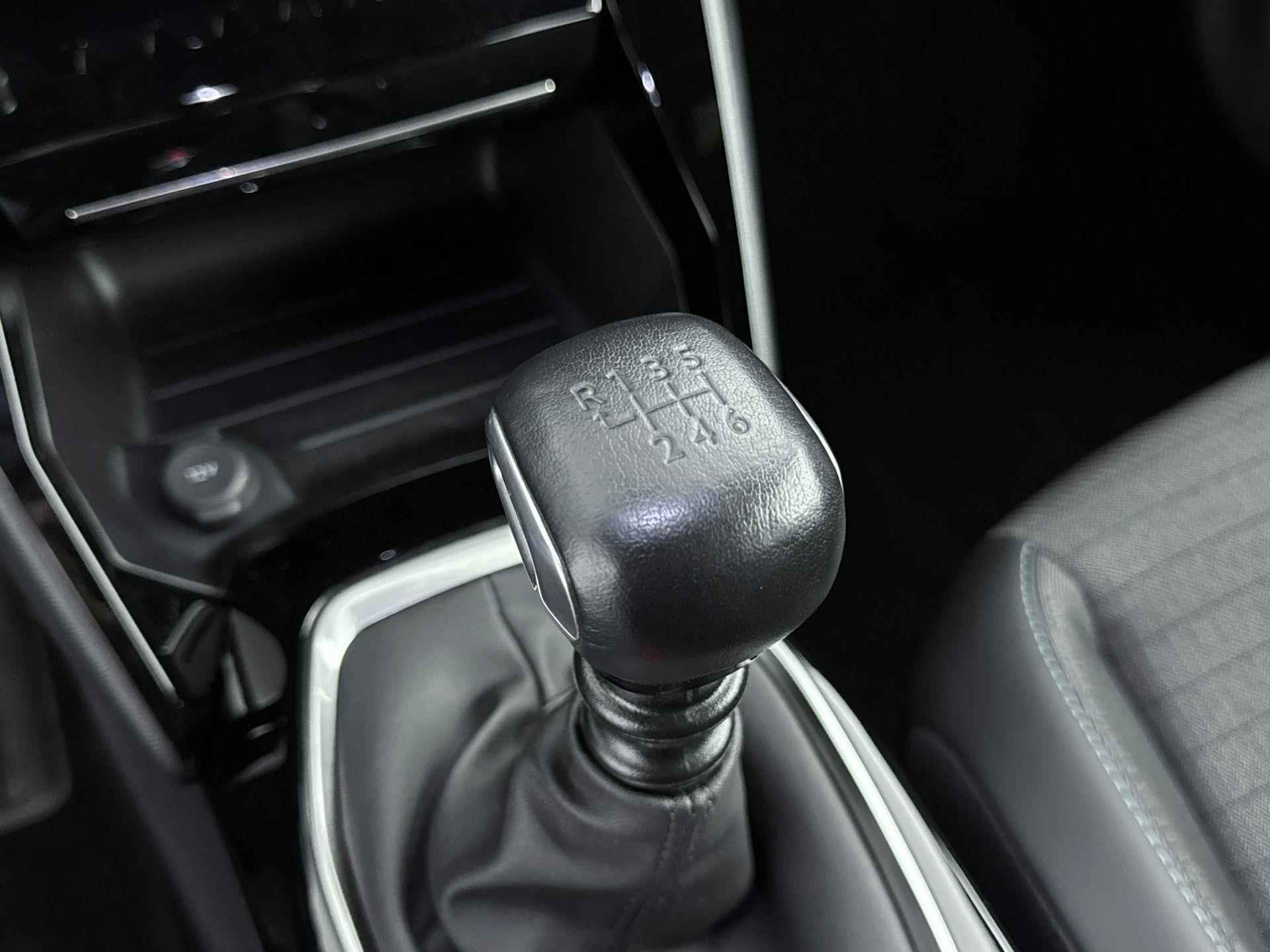 Peugeot 2008 SUV 1.2 100pk Allure | Navigatie | Climate Control | Parkeersensoren Achter - 17/37