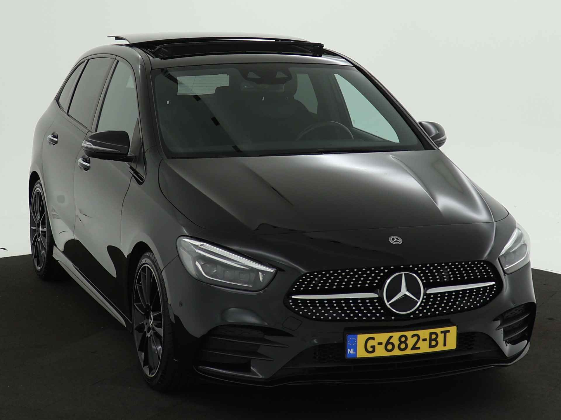 Mercedes-Benz B-Klasse 180 Launch Edition Premium Plus | Panoramadak | AMG Styling | Night pakket | Electrische stoelen | Inclusief 24 maanden Mercedes-Benz Certified garantie voor Europa. - 29/44