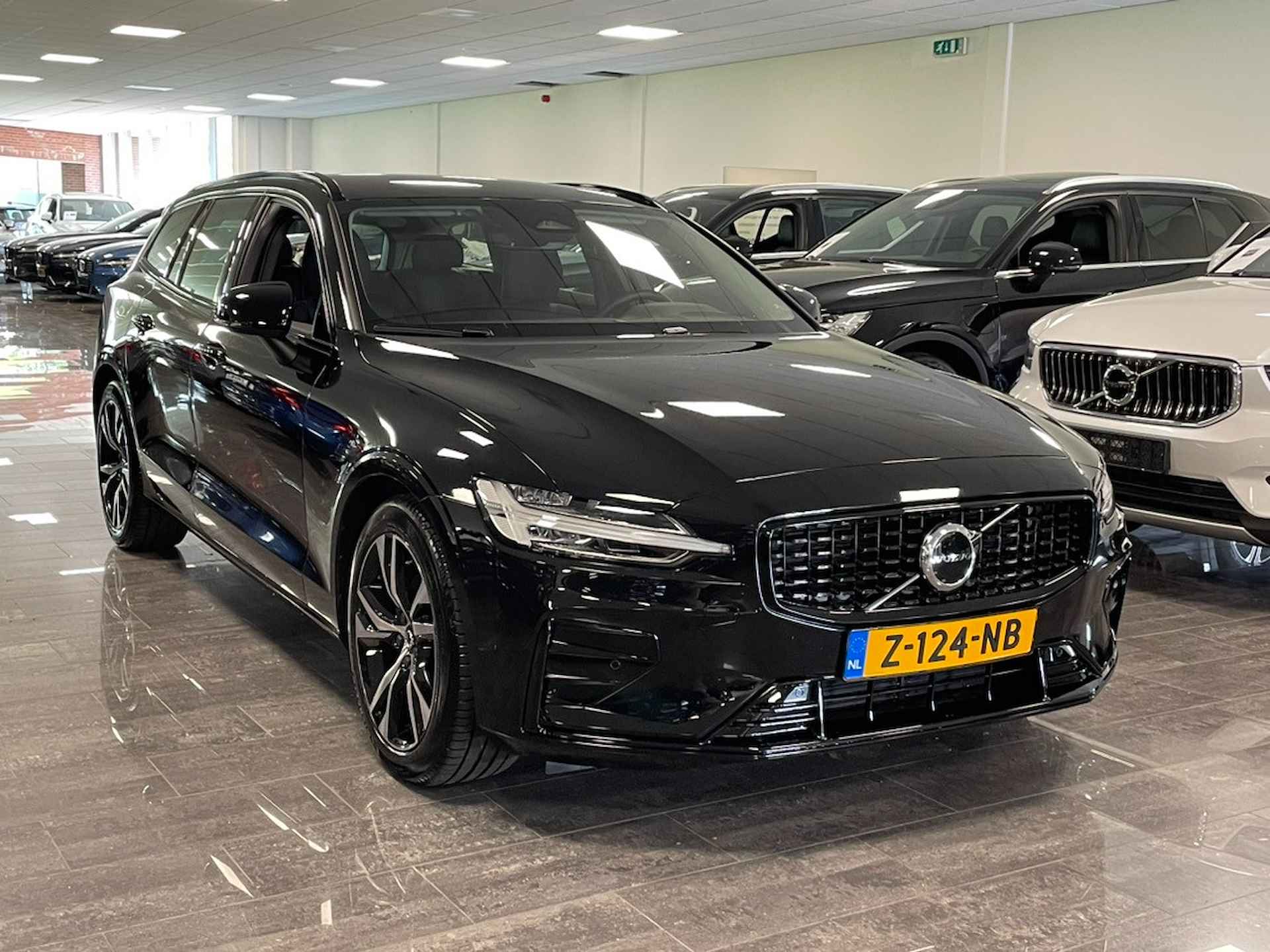 Volvo V60 B4 Plus Dark | Trekhaak | Adaptieve Cruise Control | Stoelverwarming voor+achter | Stuurwielverwarming | Parkeercamera | Pilot A - 2/24