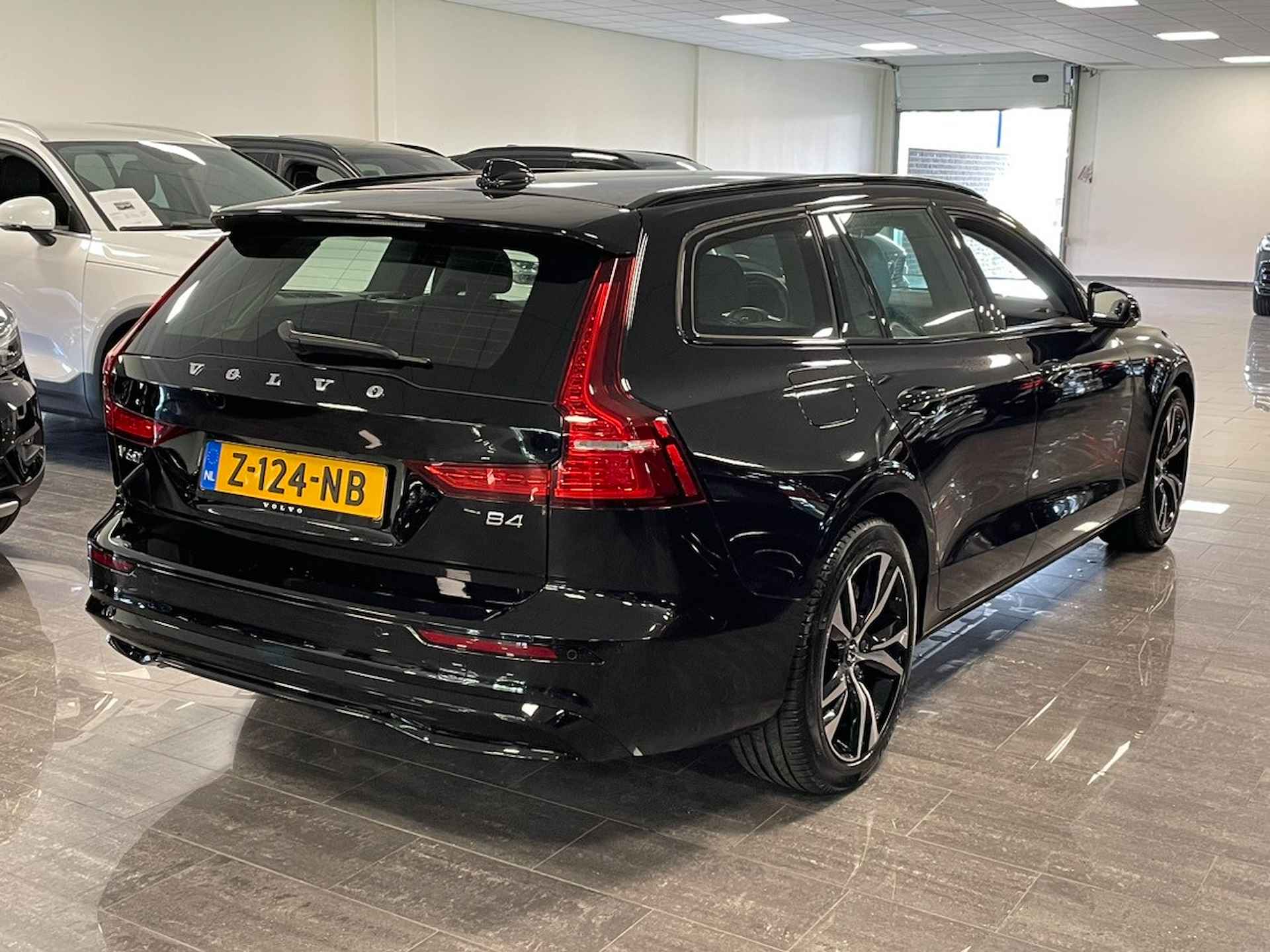 Volvo V60 B4 Plus Dark | Trekhaak | Adaptieve Cruise Control | Stoelverwarming voor+achter | Stuurwielverwarming | Parkeercamera | Pilot A - 3/24