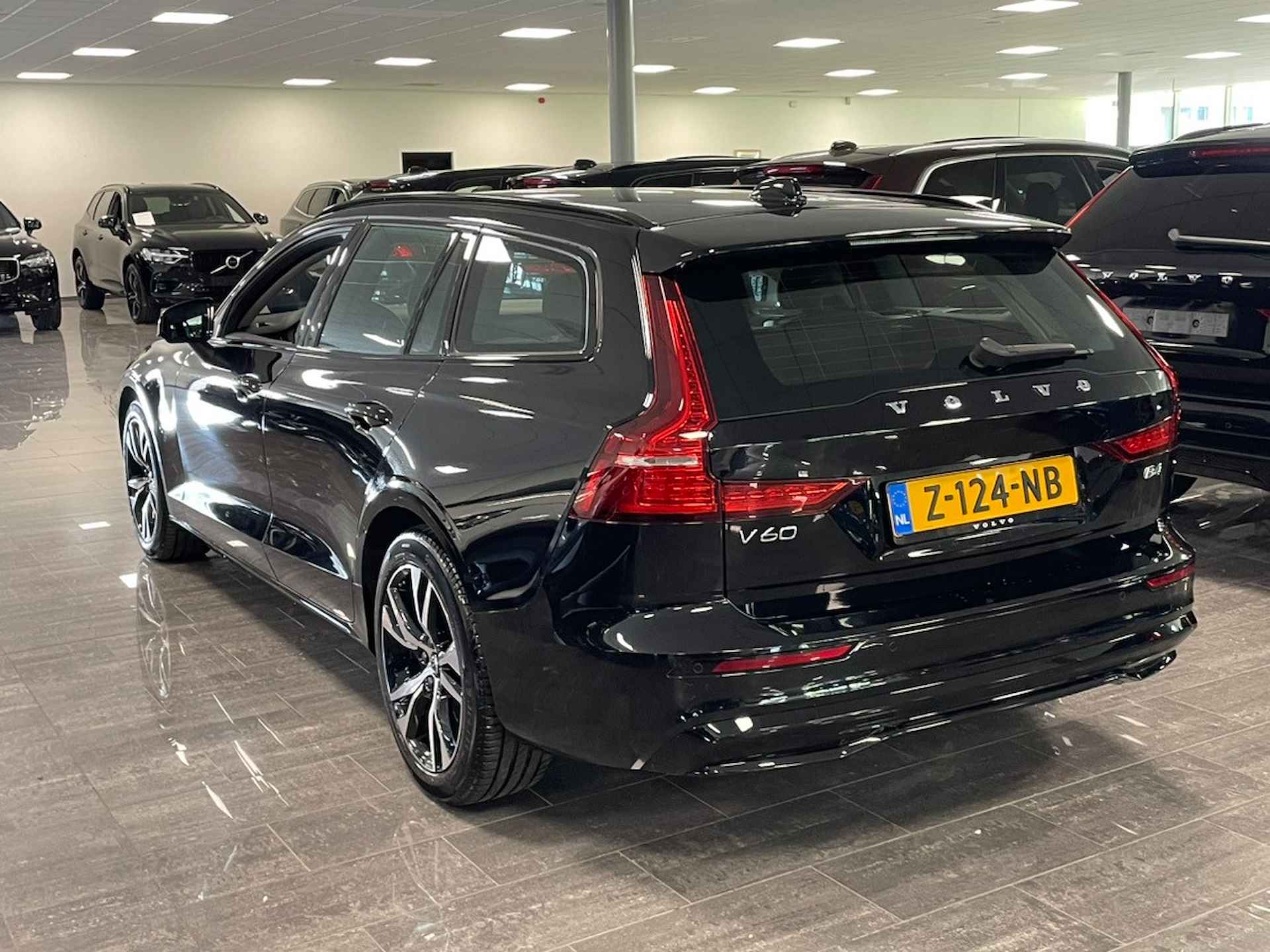 Volvo V60 B4 Plus Dark | Trekhaak | Adaptieve Cruise Control | Stoelverwarming voor+achter | Stuurwielverwarming | Parkeercamera | Pilot A - 4/24