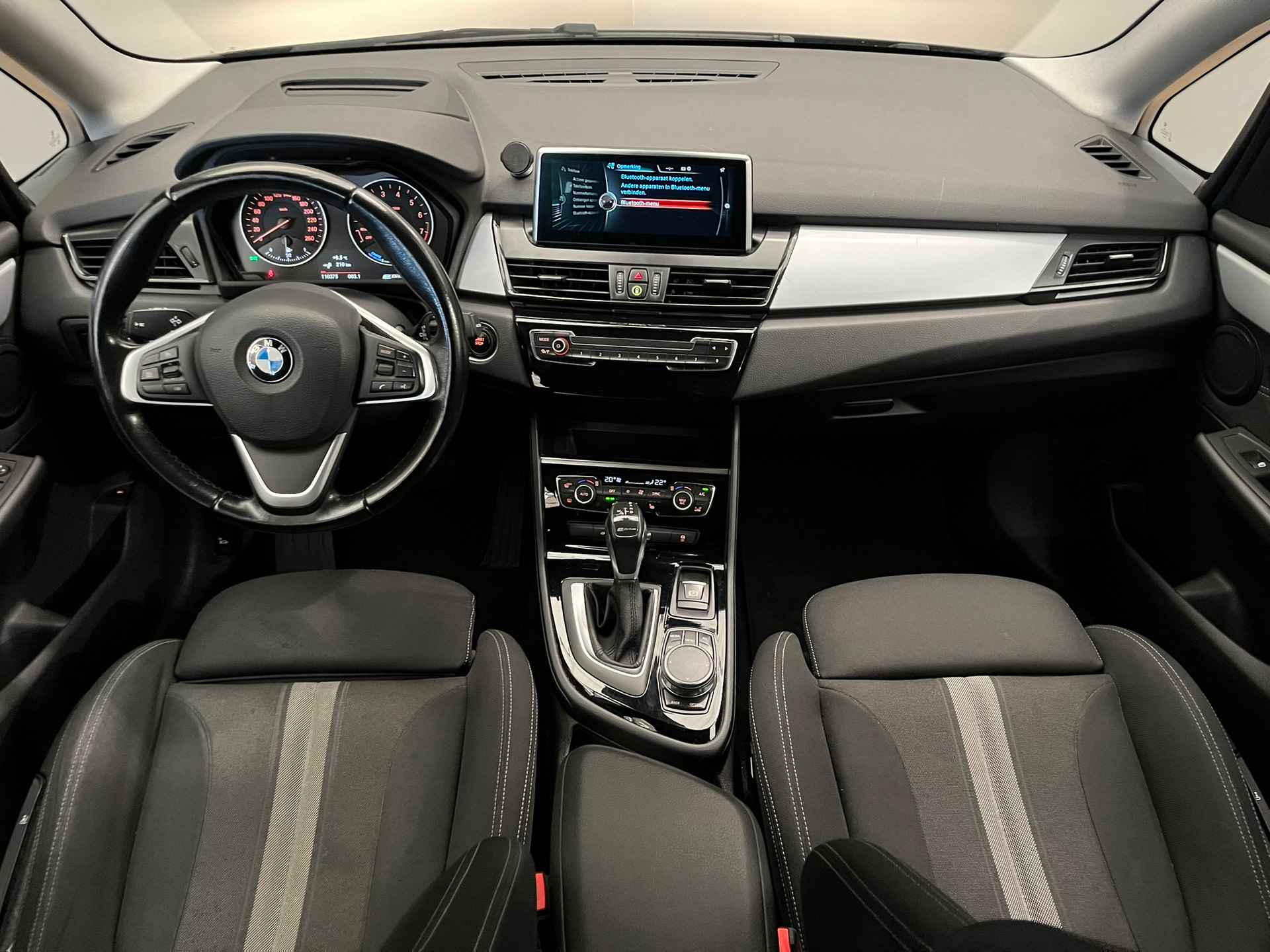 BMW 2-serie Active Tourer 225xe iPerformance | Automaat | Stoelverwarming | 16'' Lichtmetaal | Cruise | Navigatie | Parkeersensoren | LED | Clima | Bluetooth - 2/39